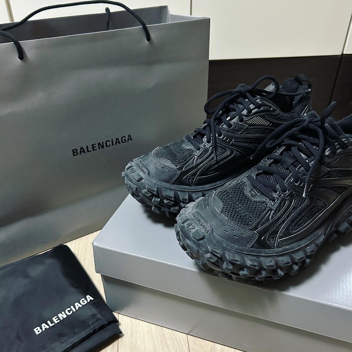 Balenciaga Defender Sneakers Black 착용 스타일 - 1