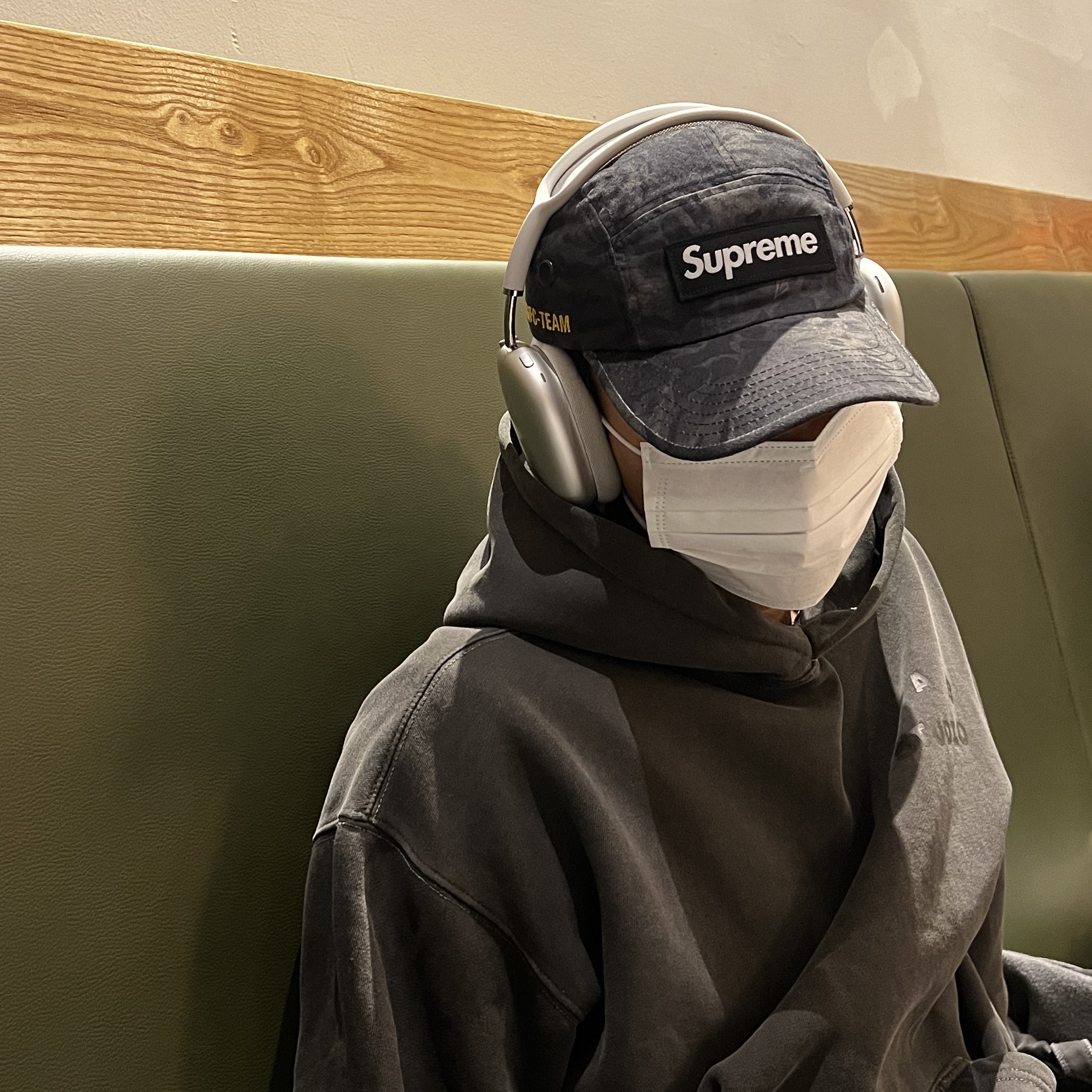 Apple AirPods Max Lightning Silver (Korean Ver.), IAB Studio Pigment Hoodie & Sack Black 착용 스타일