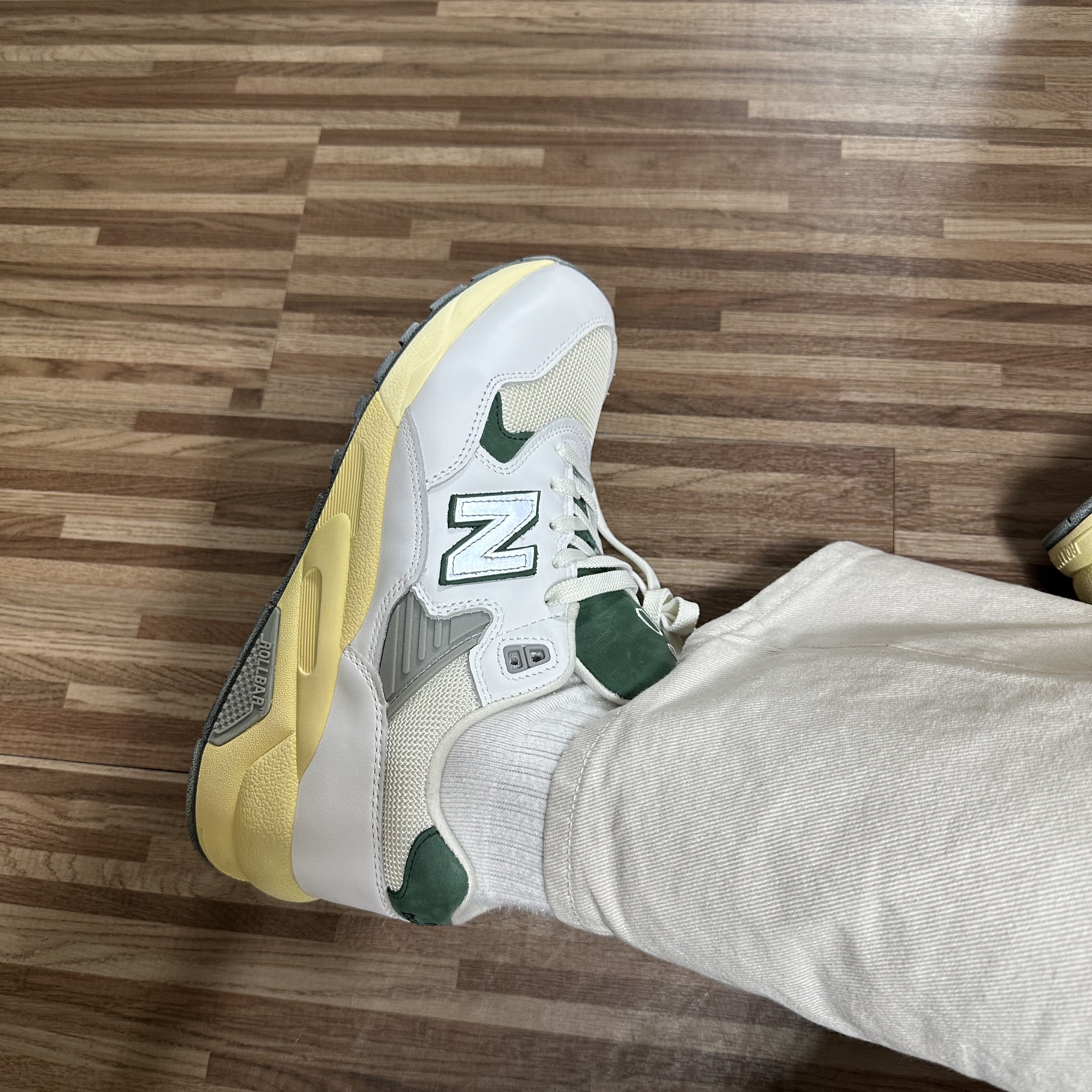 New Balance 580 White Nightwatch Green 착용 스타일 - 2