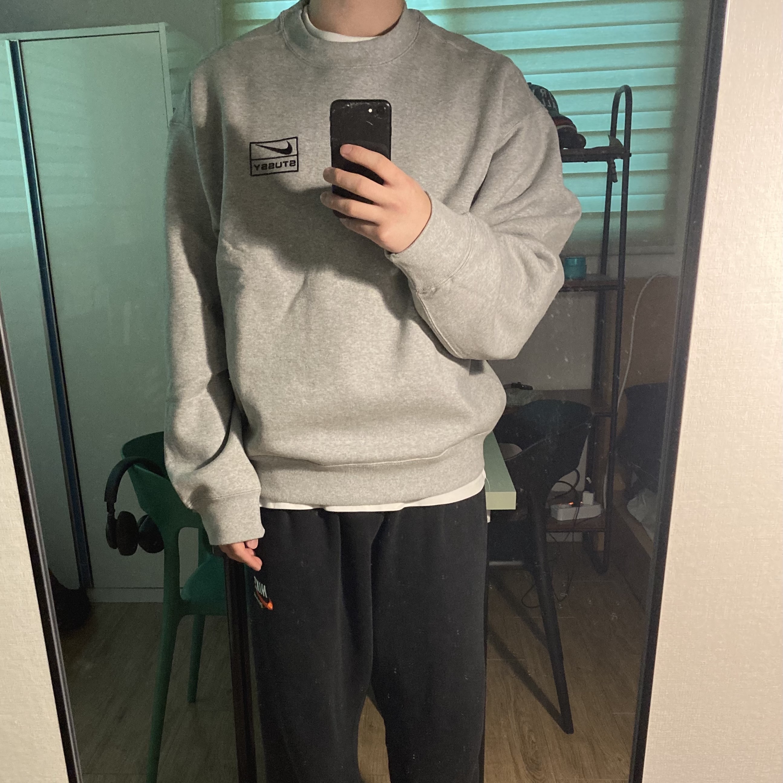 Nike x Stussy NRG Fleece Crewneck Dark Grey Heather (DO9337-063) 착용 스타일 - 2