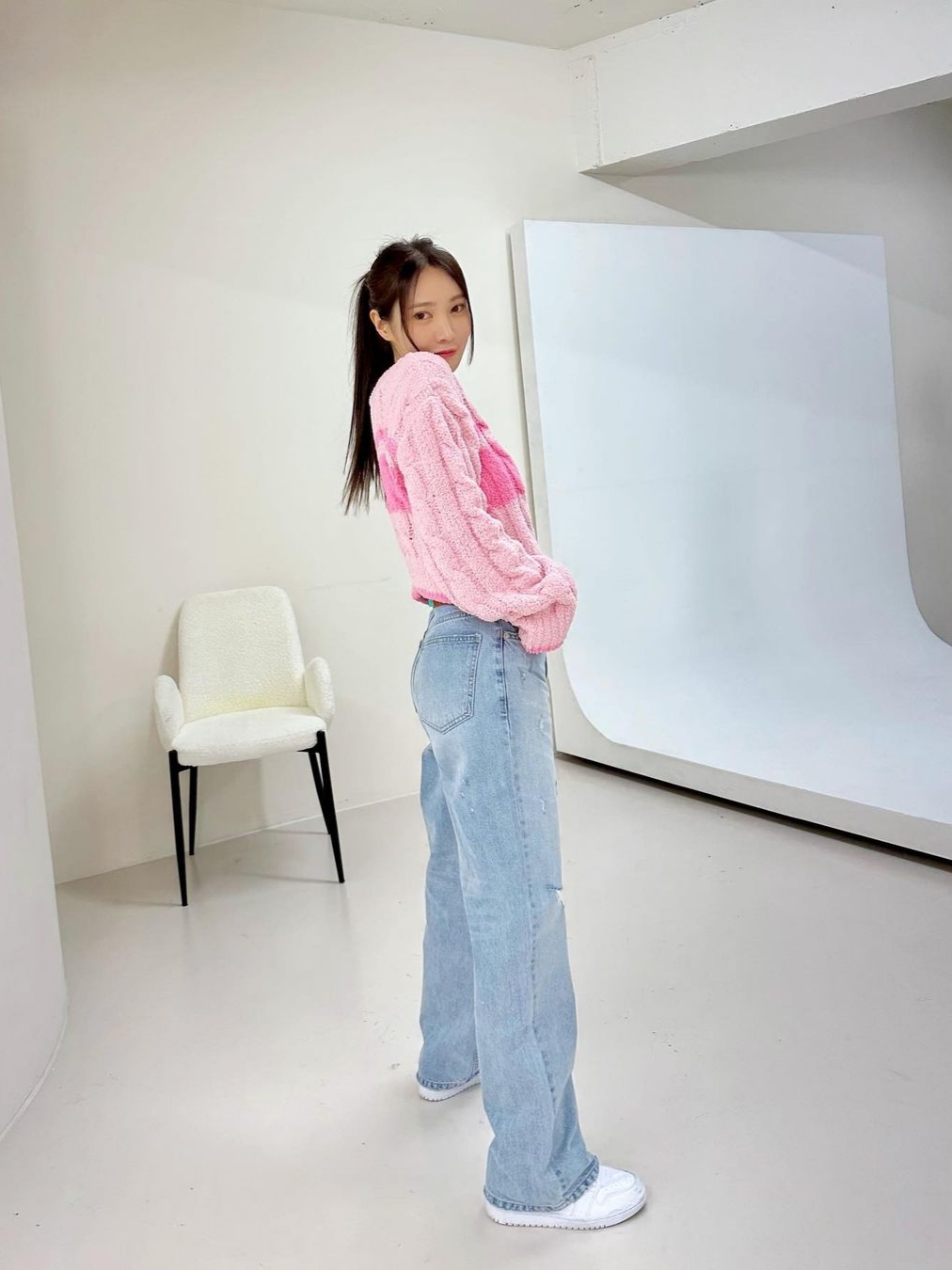 Instantfunk Women Crew Neck Croped Cable Knitted Sweater Pink Stripe, Instantfunk Women Destroyed Straight Leg Denim Jeans Light Blue 착용 스타일