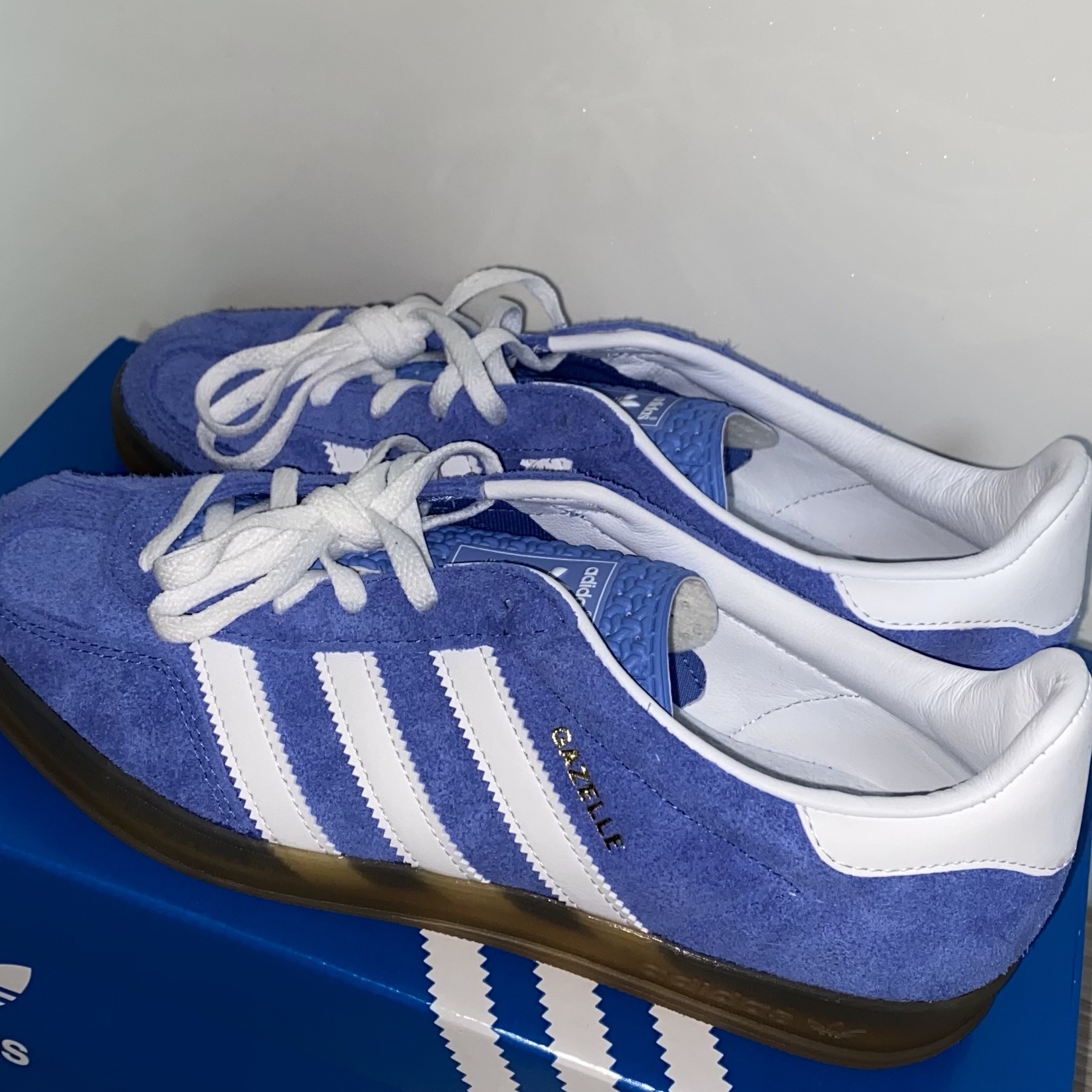 (W) Adidas Gazelle Indoor Blue Fusion Cloud White 착용 스타일
