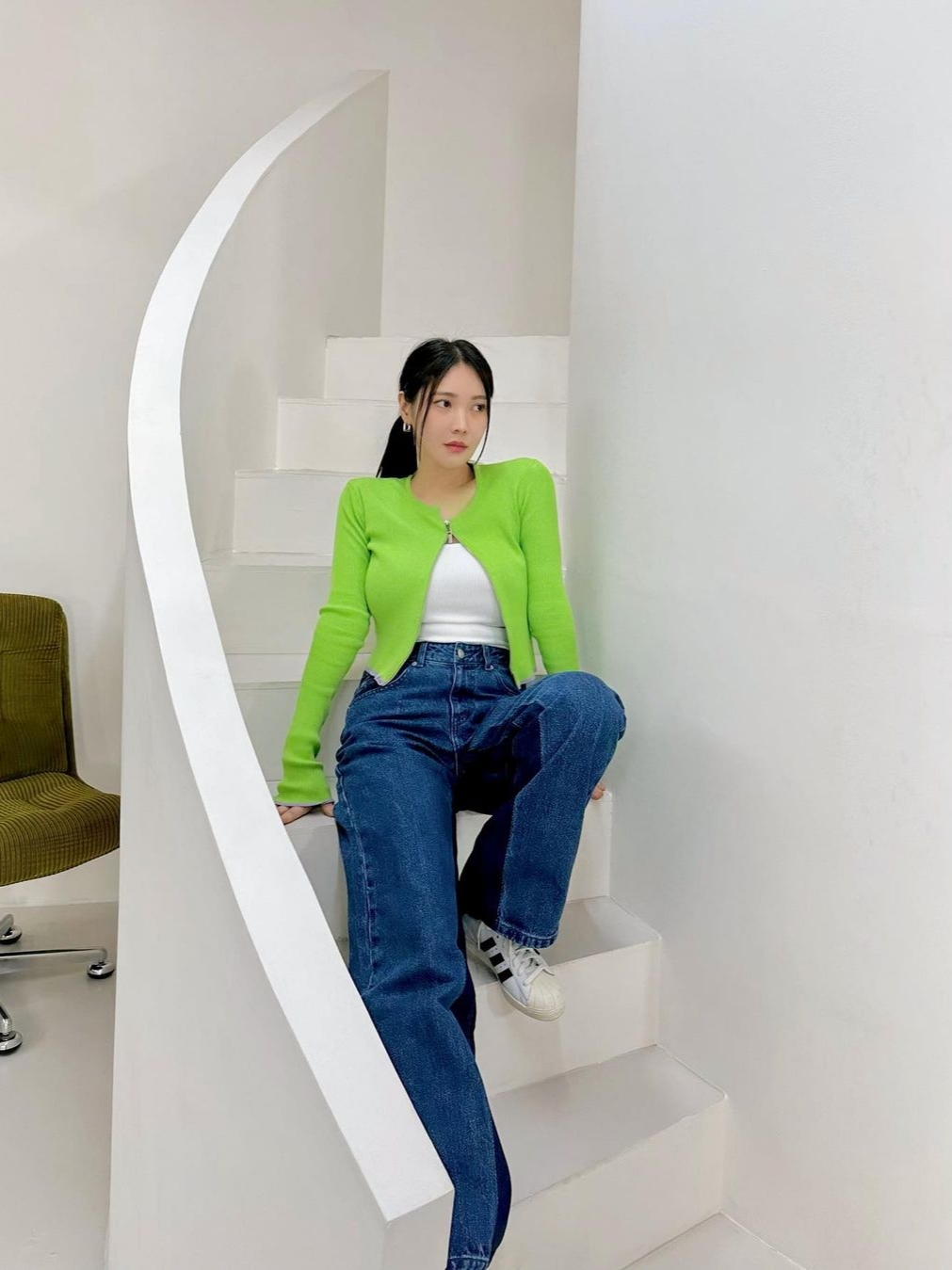 Instantfunk Women Square Neck Long Sleeved T-Shirt White, Instantfunk Women Inside Wide Denim Leg Jeans Blue 착용 스타일