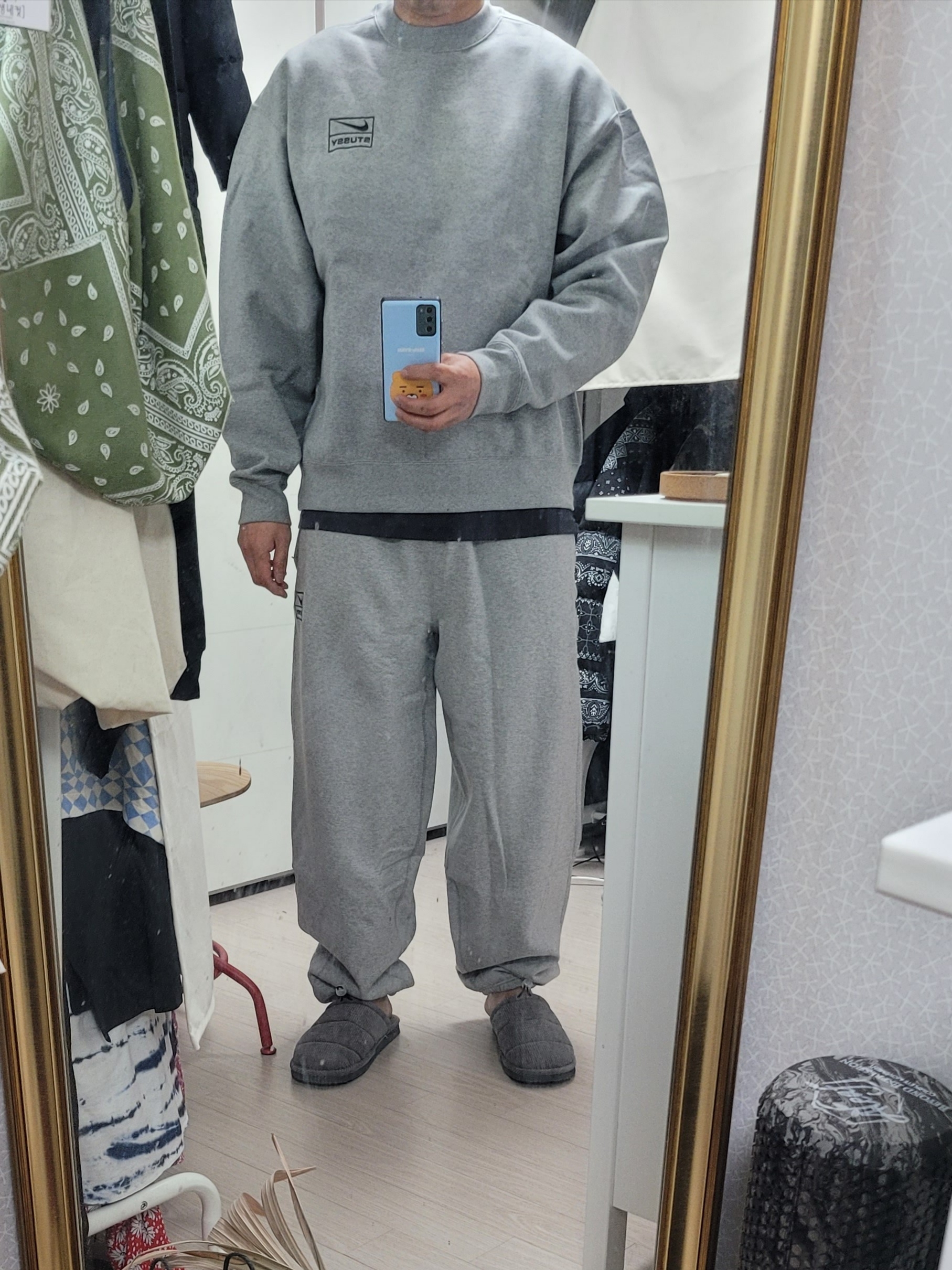 Nike x Stussy NRG Fleece Crewneck Dark Grey Heather (DO9337-063), Nike x Stussy NRG Fleece Pants Dark Grey Heather (DO9340-063) 착용 스타일 - 1