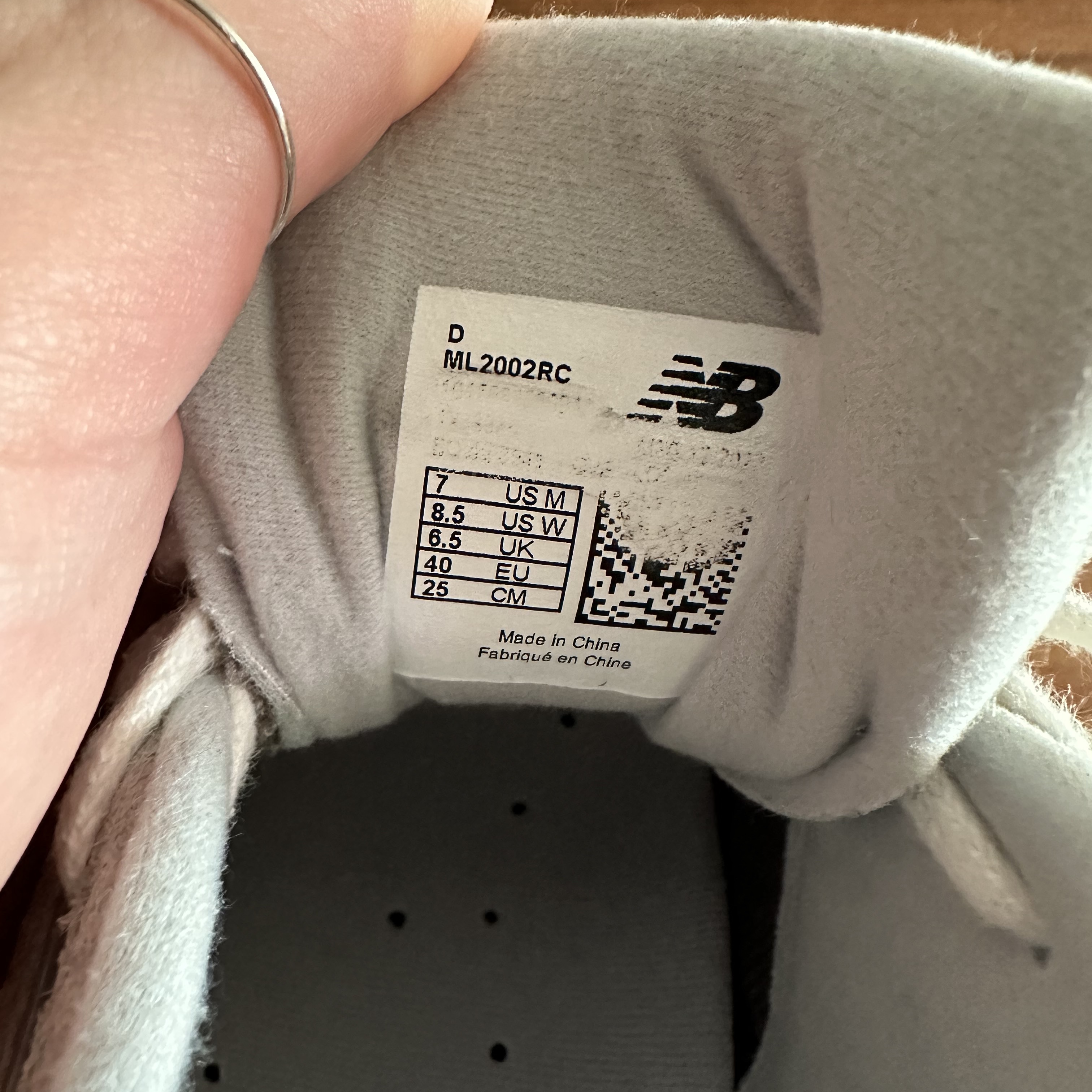 New Balance 2002R Grey 착용 스타일