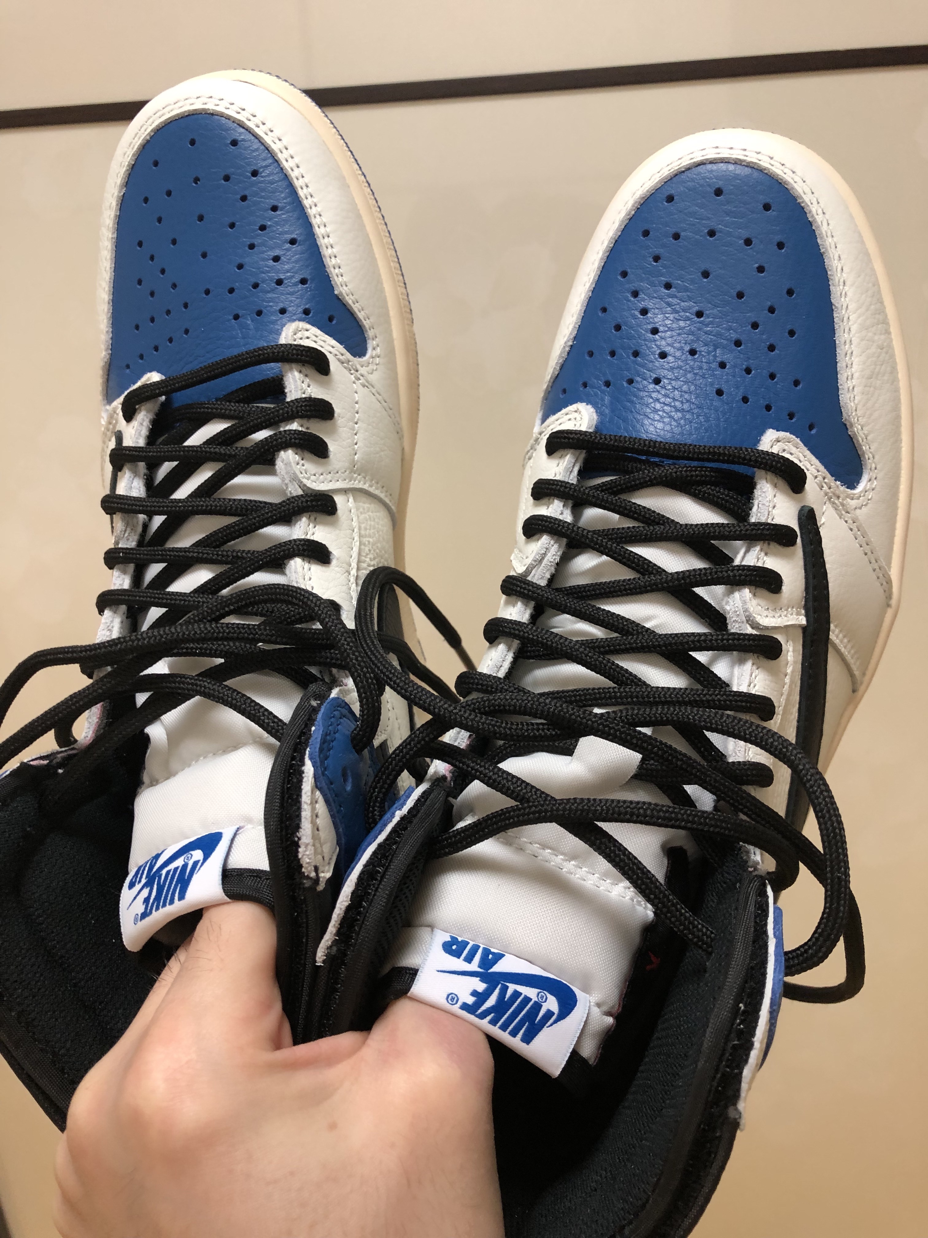 Jordan 1 x Travis Scott x Fragment Retro High OG SP Military Blue 착용 스타일 - 2