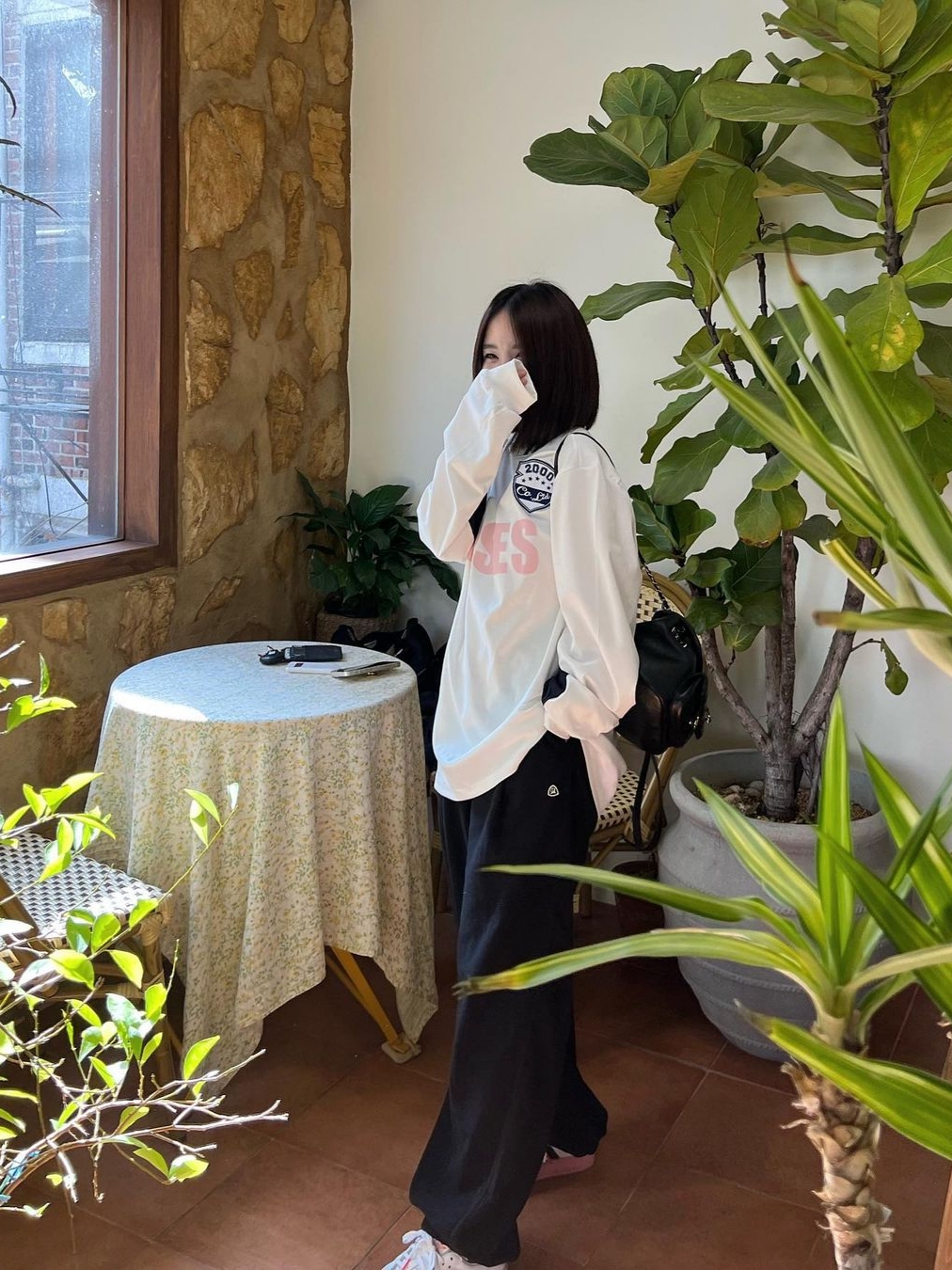 Chanel Small Backpack Calfskin & Gold Black, 2000Archives Oversized Sporty T-Shirt White Pink 착용 스타일 - 2