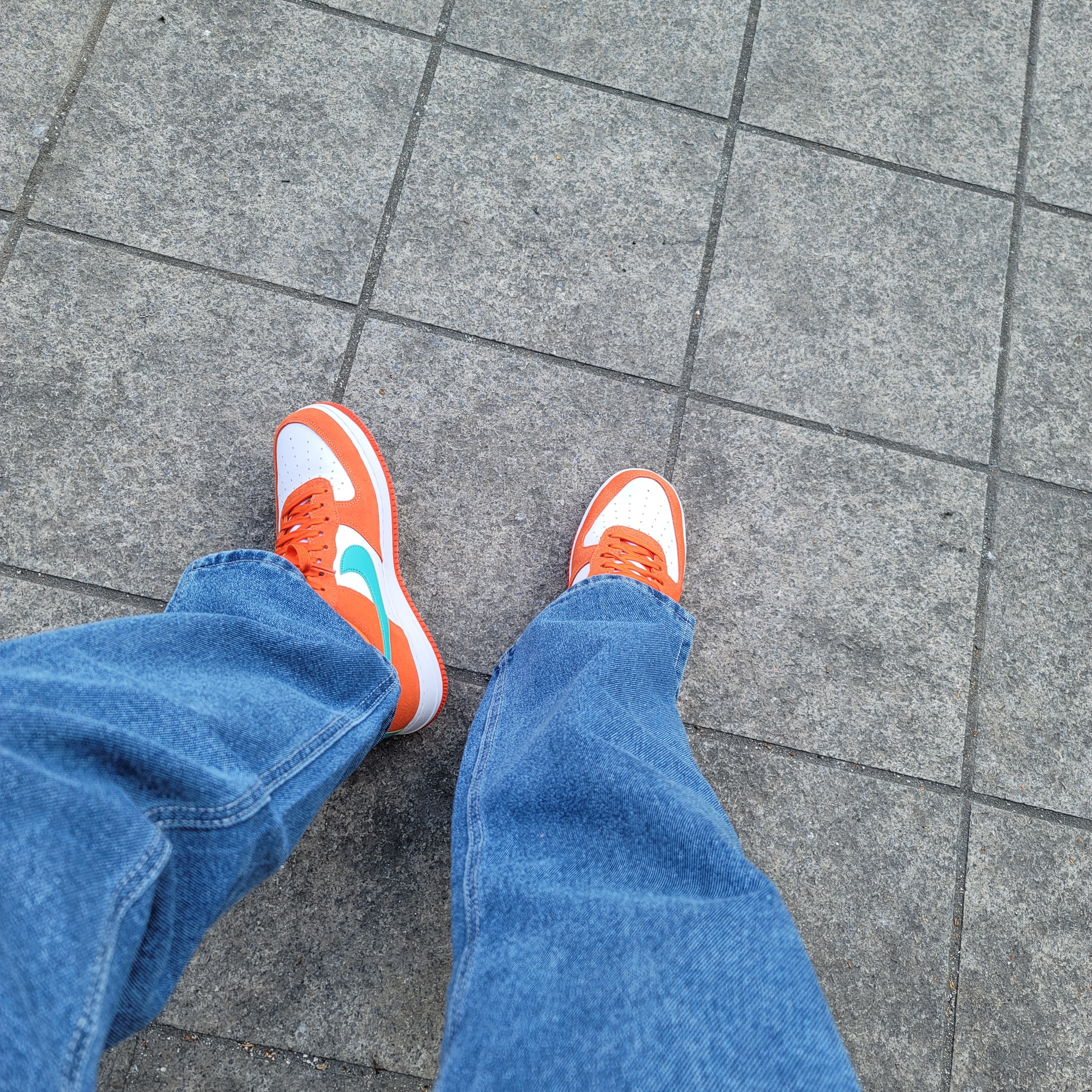 Nike Air Force 1 '07 LV8 Athletic Club Rush Orange Washed Teal 착용 스타일 - 1