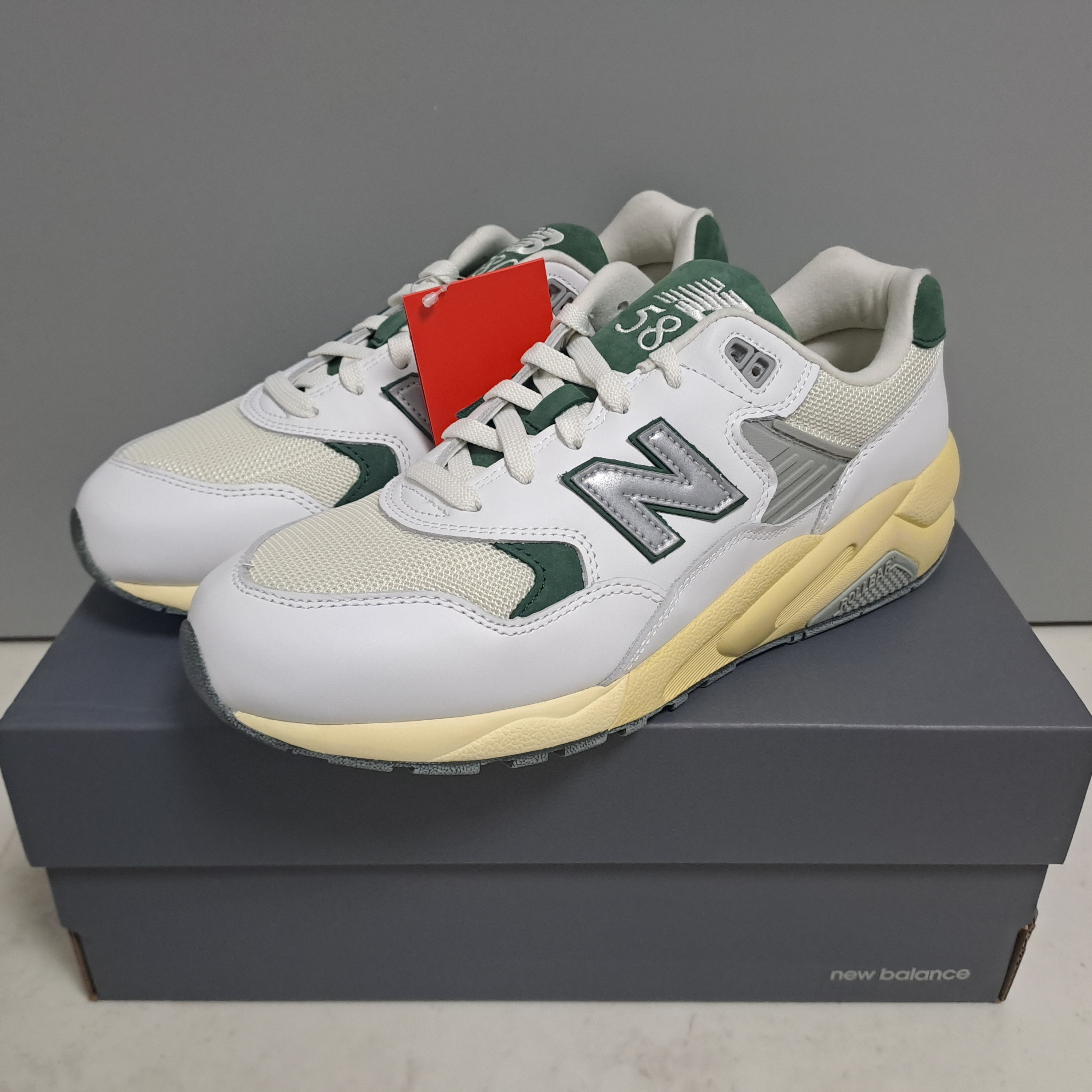 New Balance 580 White Nightwatch Green 착용 스타일 - 1