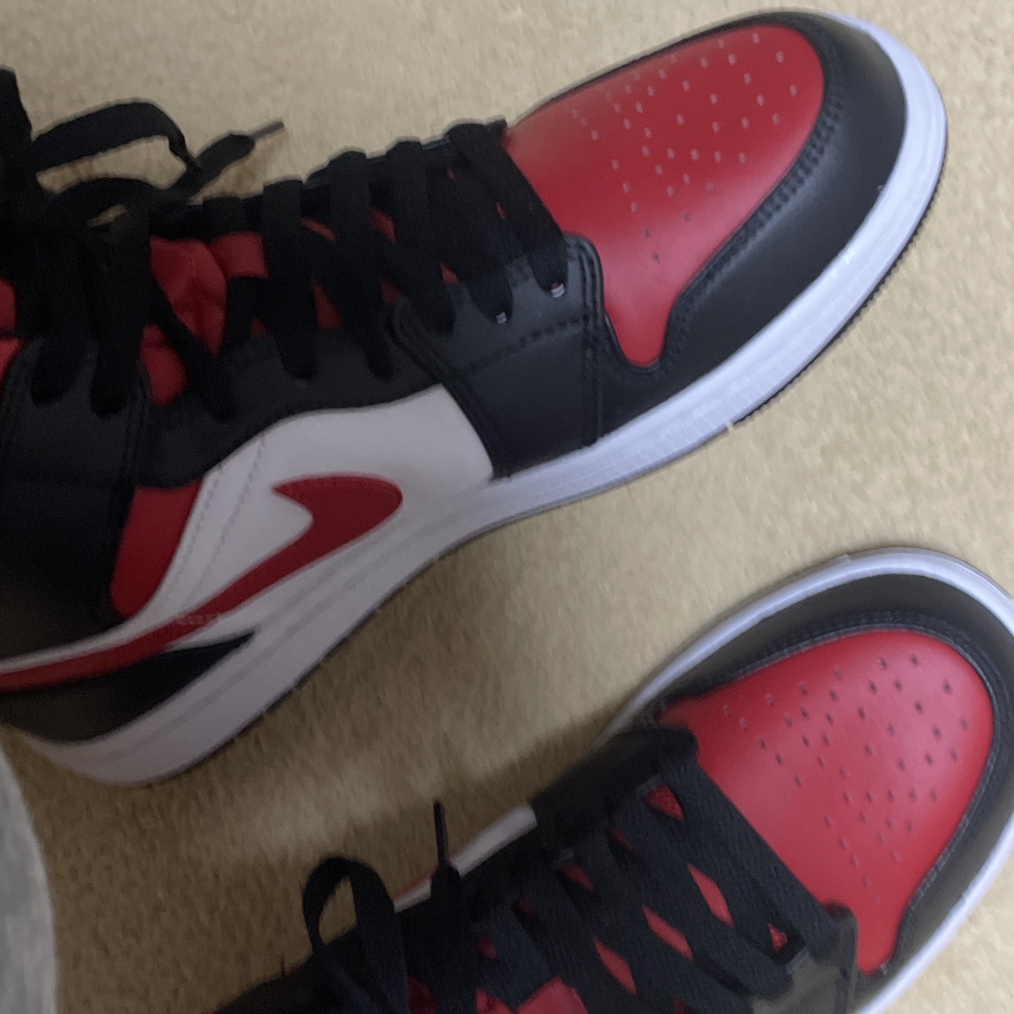 Jordan 1 Mid Black Fire Red 착용 스타일 - 2