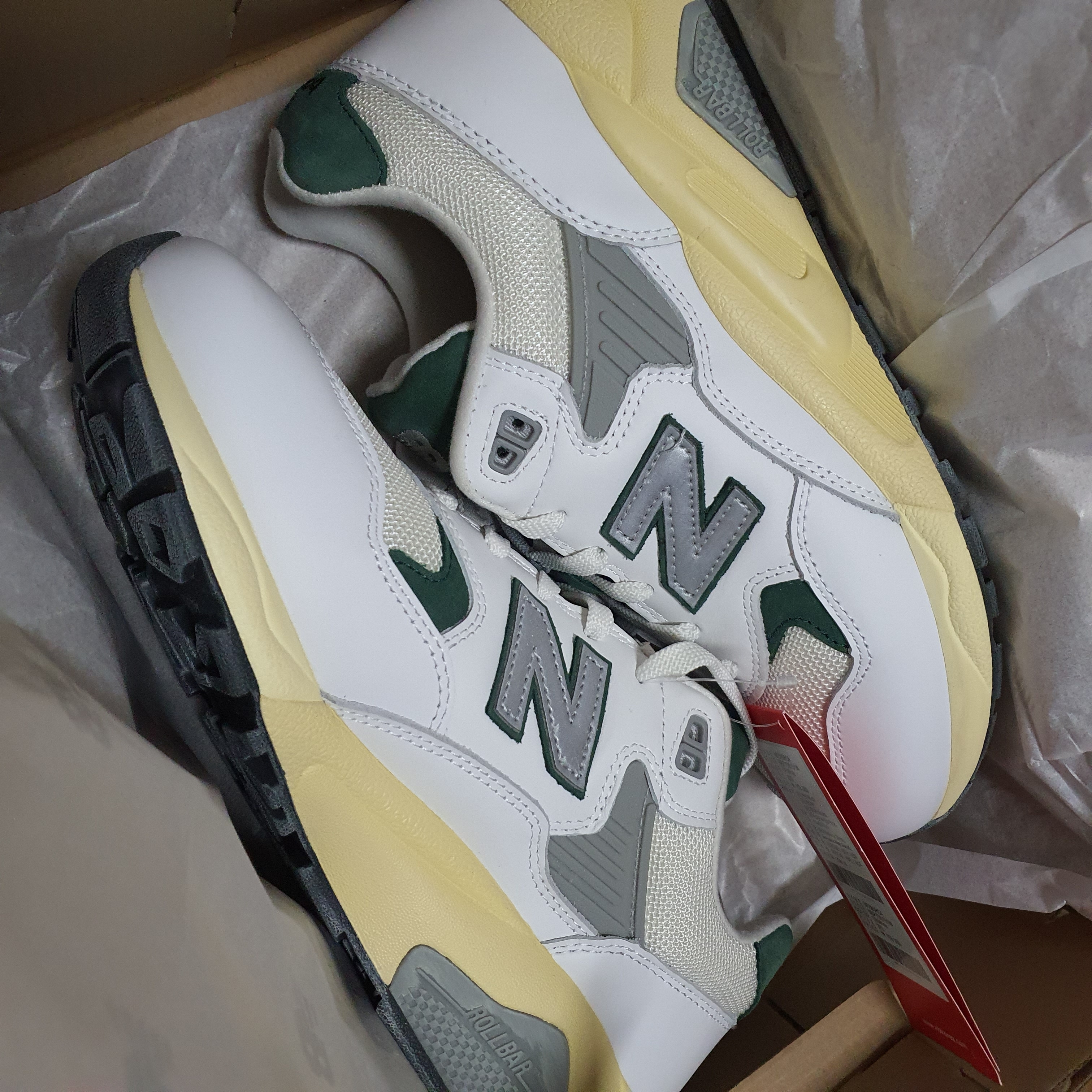 New Balance 580 White Nightwatch Green 착용 스타일 - 1