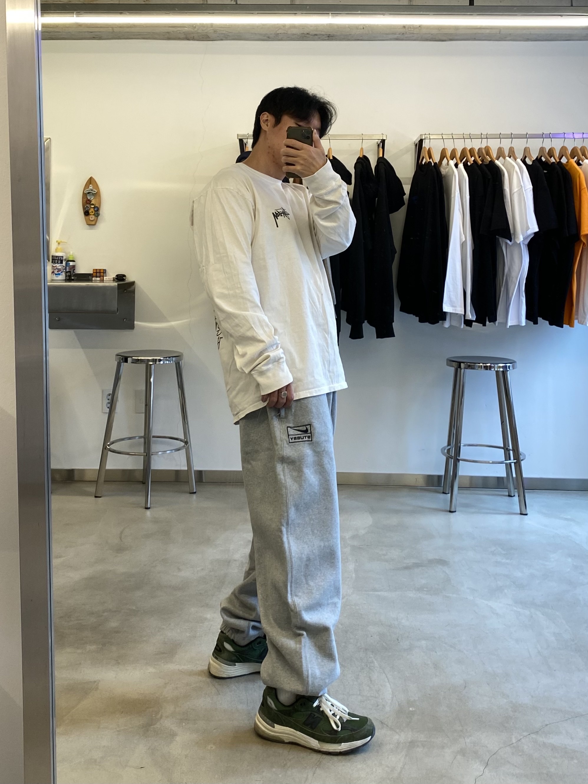 Stussy How We're Livin' Pigment Dyed LS T-Shirt Natural, New Balance x JJJJound 992 Made in USA Mossy Green 착용 스타일 - 2