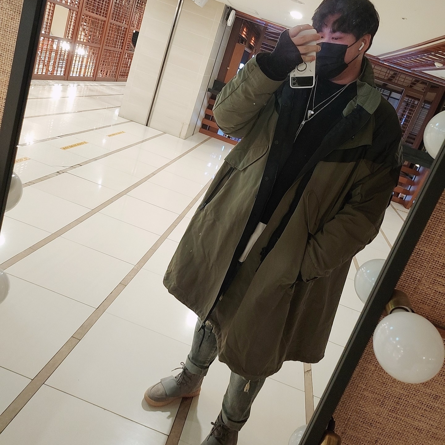 Samsung Galaxy Z Flip4 Maison Margiela Edition (Korean Ver.), Nike x Sacai NRG Trench Jacket Medium Olive - Asia 착용 스타일