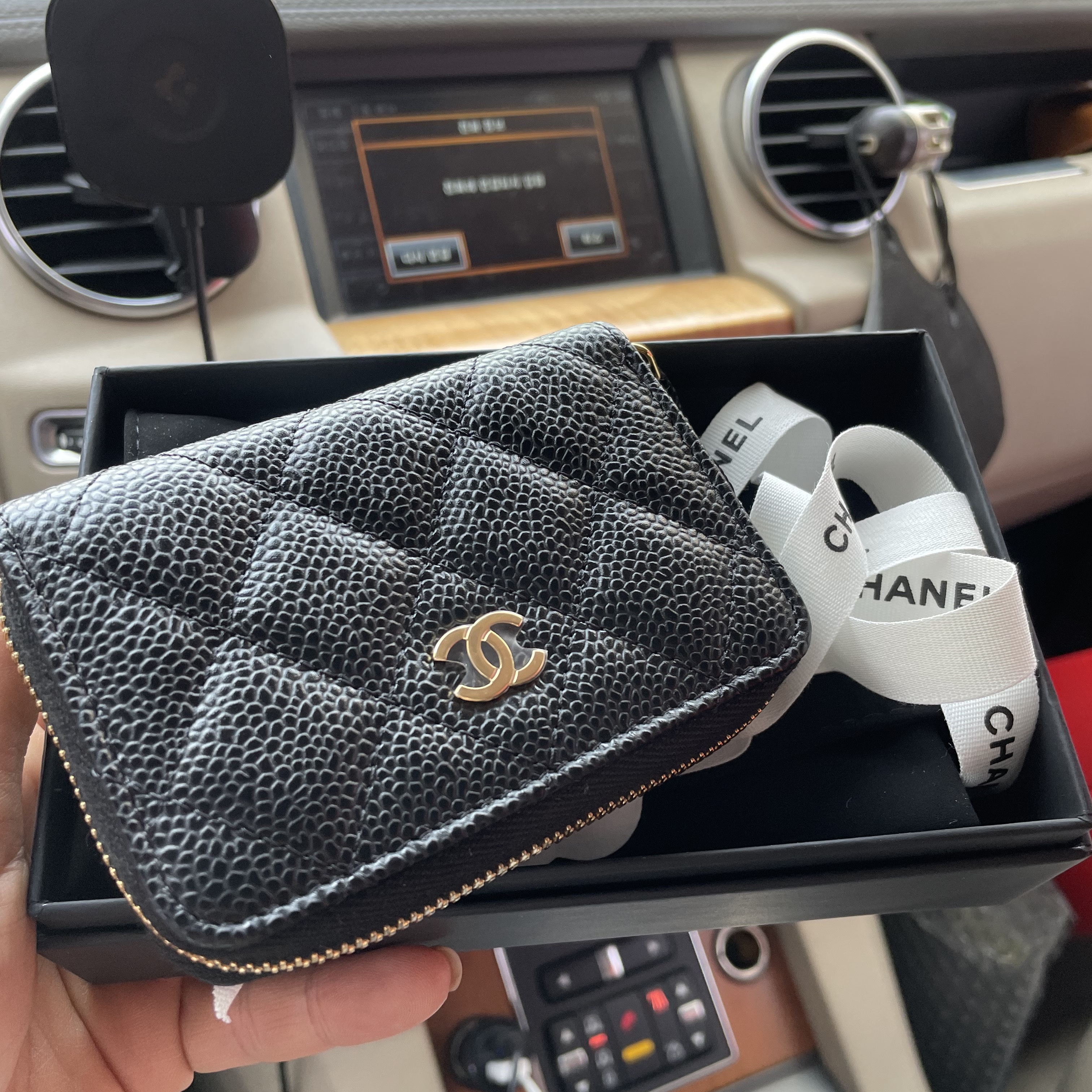 Chanel Classic Zipped Coin Purse Grained Calfskin & Gold Black 착용 스타일