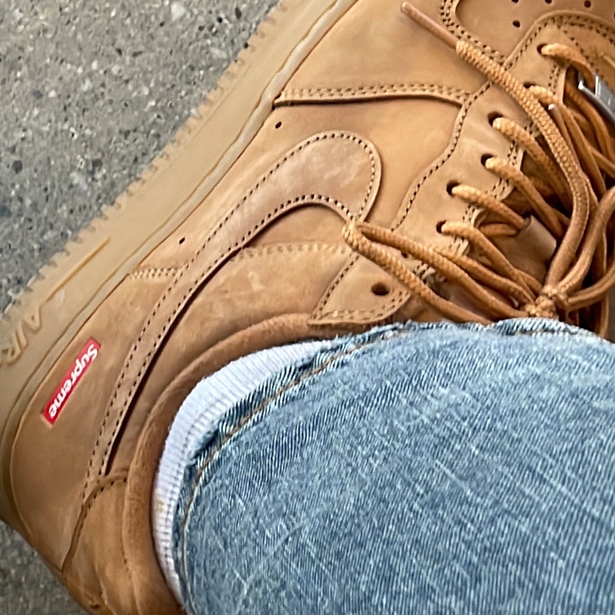 Nike x Supreme Air Force 1 Low Flax, Jordan Essential Fleece Crew Black - Asia 착용 스타일 - 2