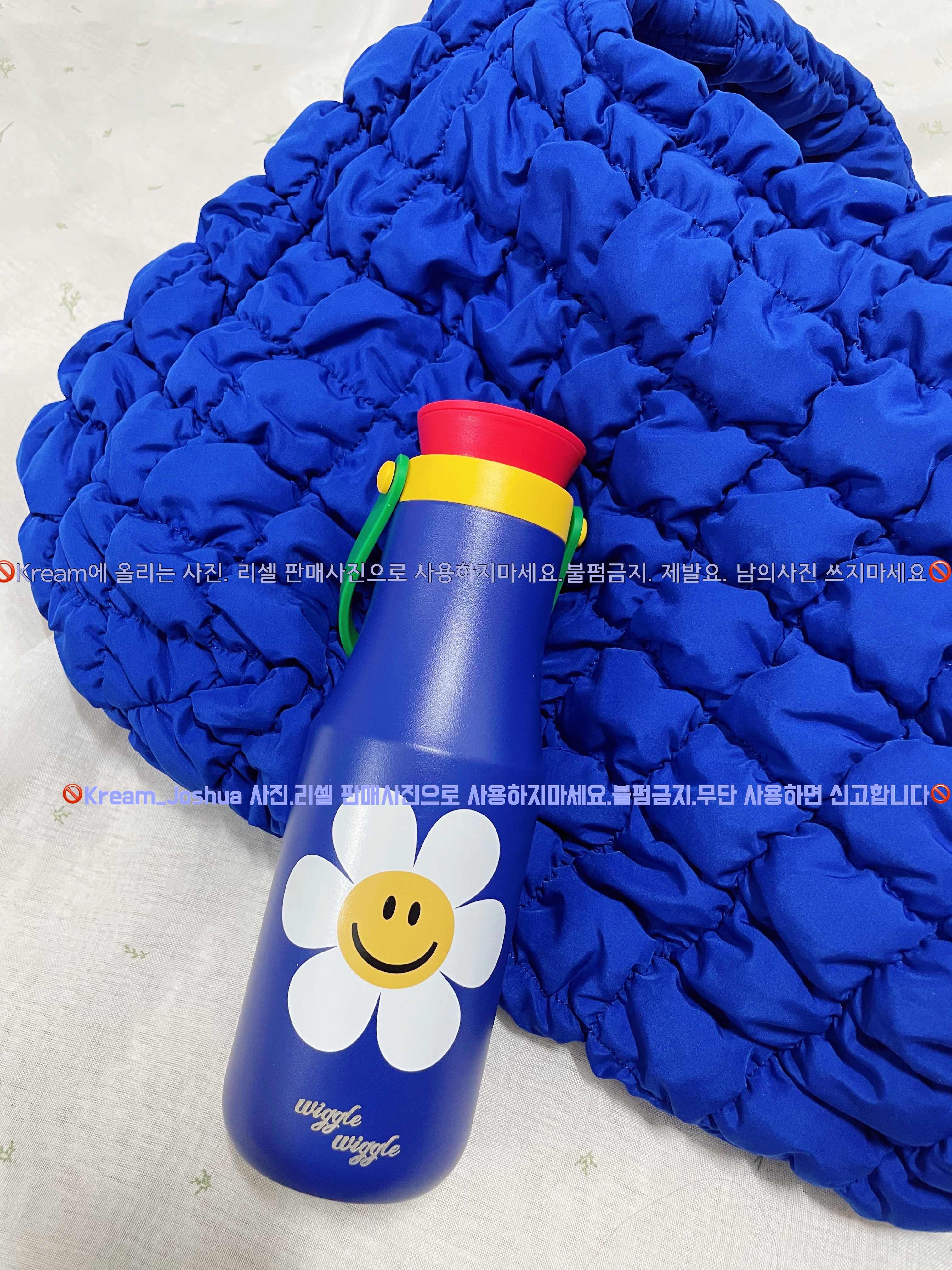 COS Quilted Oversized Shoulder Bag Blue 착용 스타일 - 1