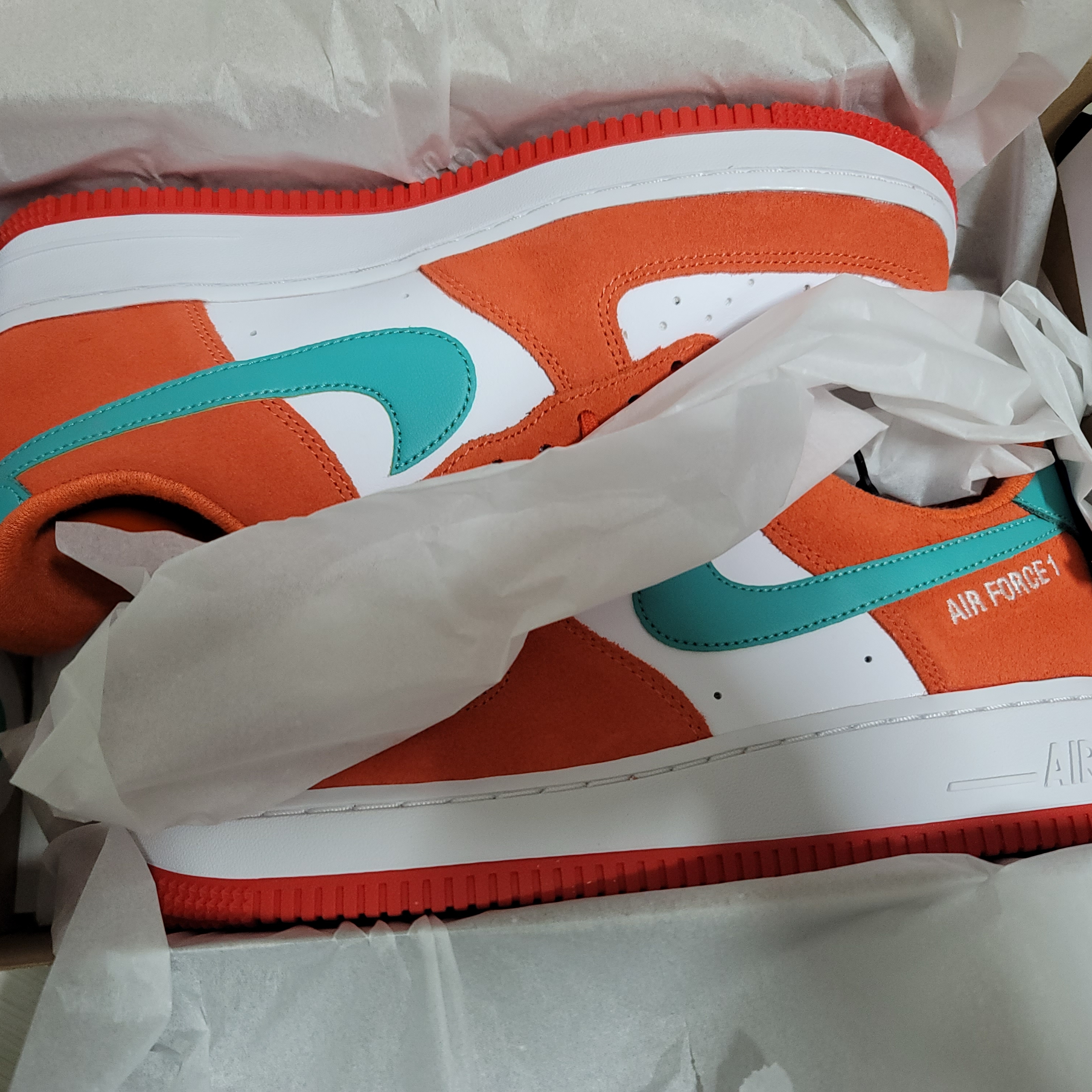 Nike Air Force 1 '07 LV8 Athletic Club Rush Orange Washed Teal 착용 스타일 - 2