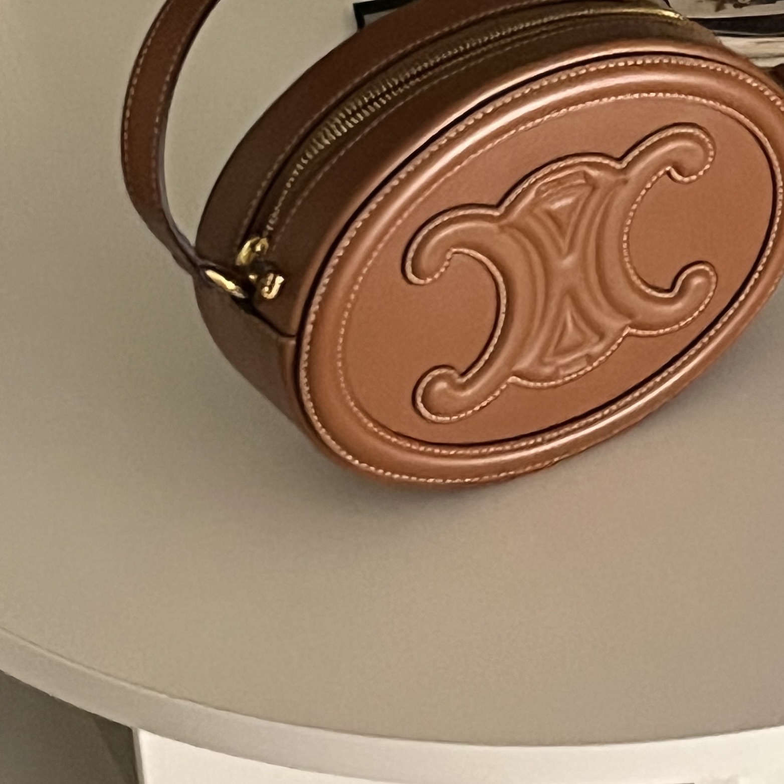 Celine Oval Bag Cuir Triomphe in Smooth Calfskin Tan 착용 스타일 - 1
