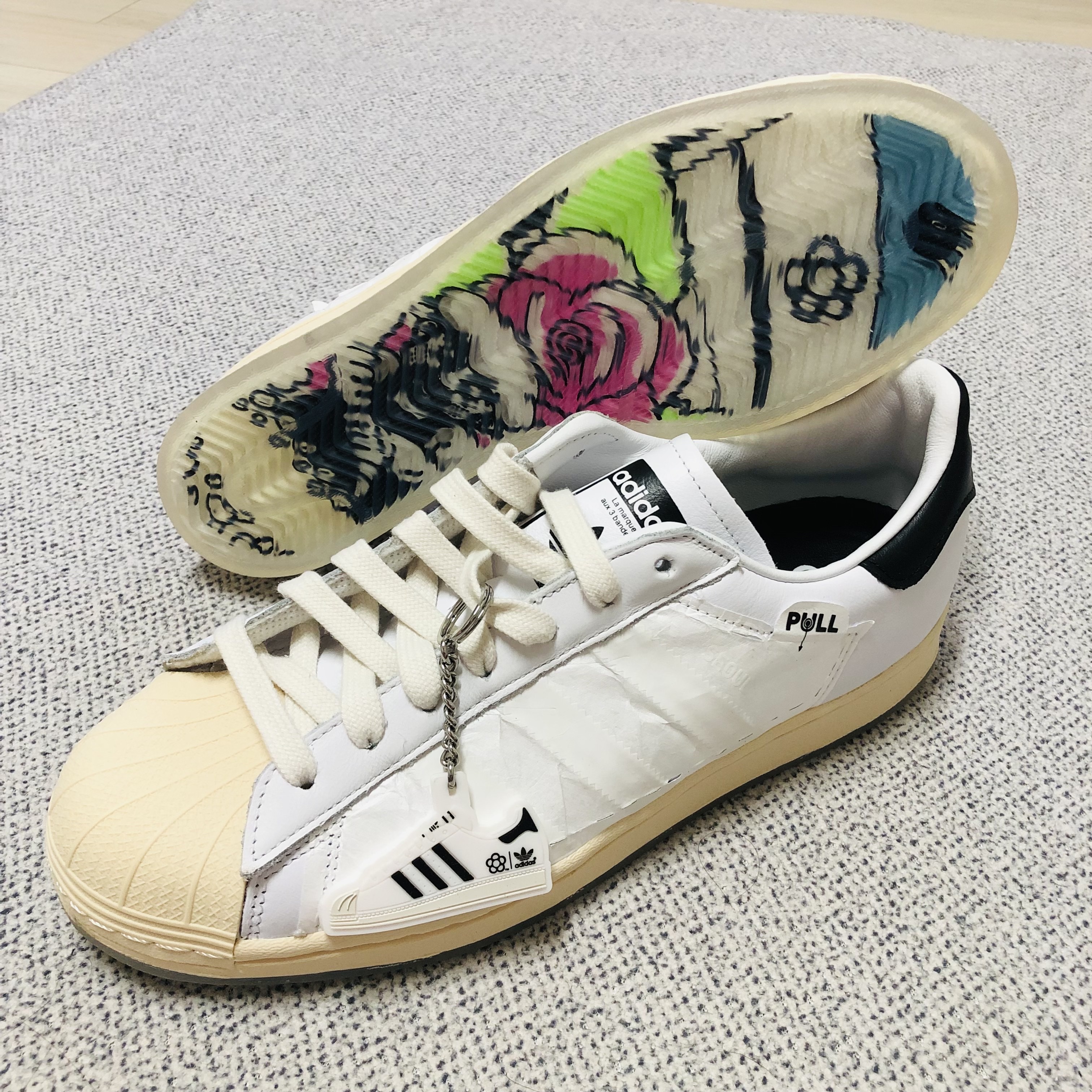Adidas x Taegeukdang Superstar White Black 착용 스타일