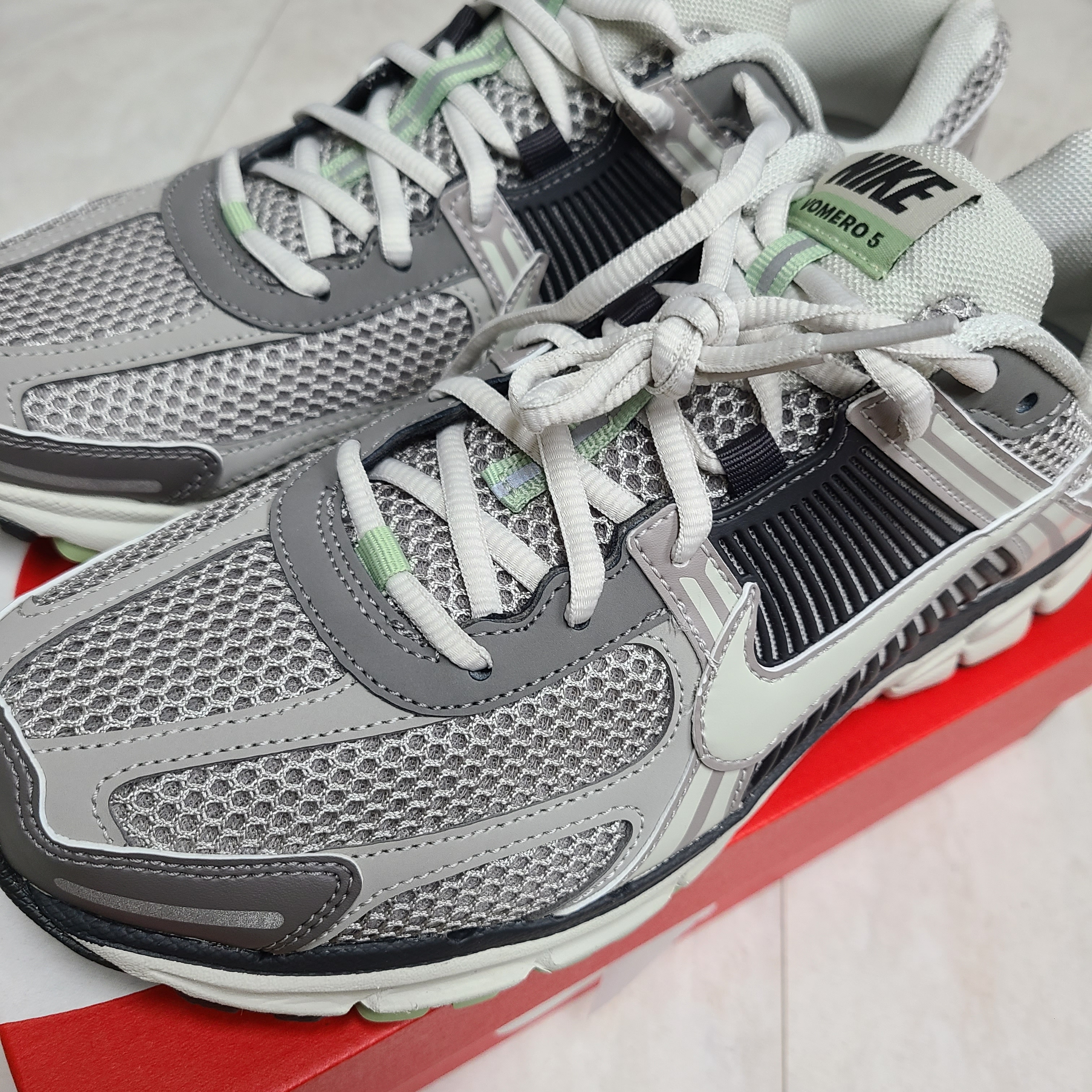 (W) Nike Zoom Vomero 5 Cobblestone and Flat Pewter 착용 스타일 - 1