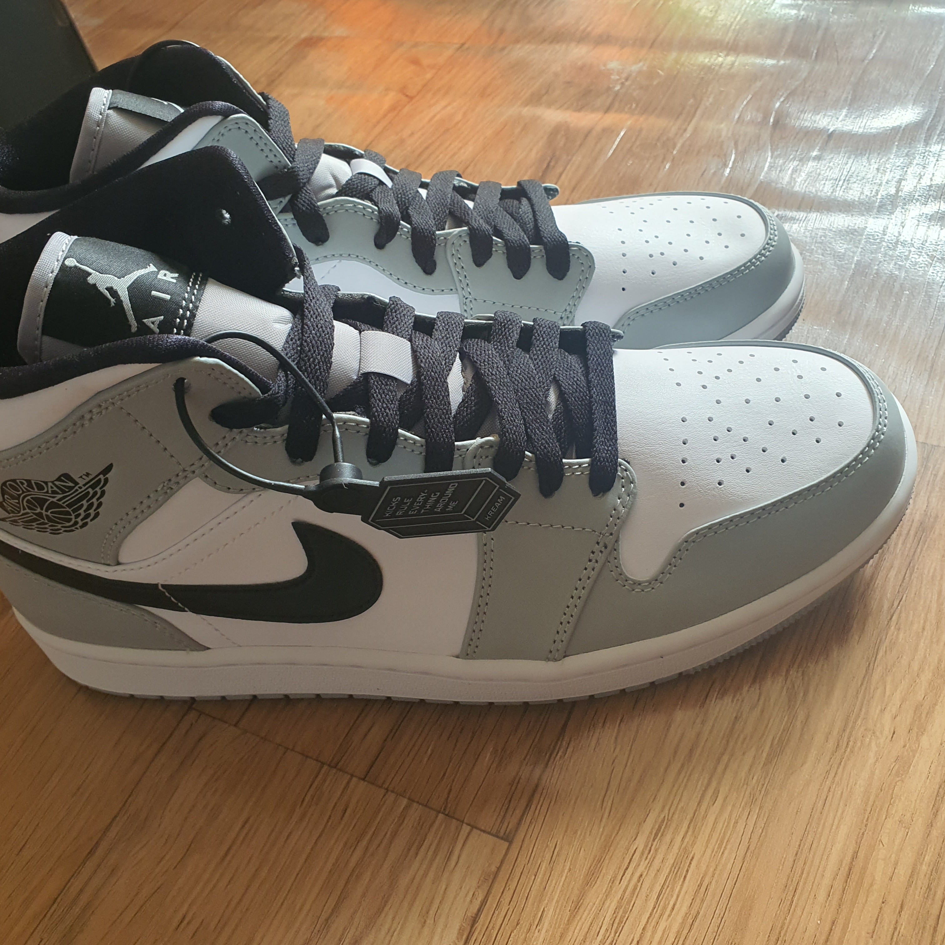 Jordan 1 Mid Light Smoke Grey 착용 스타일 - 2