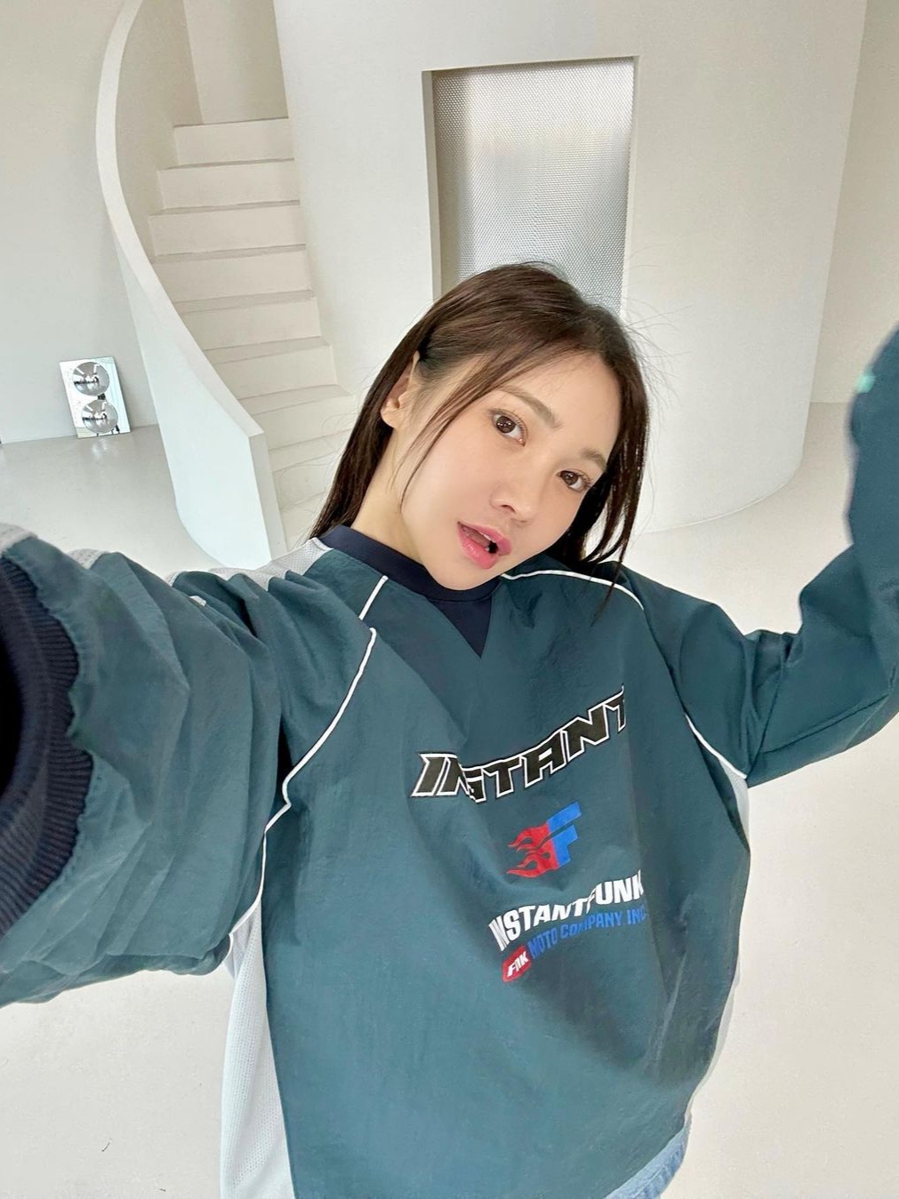 Instantfunk Women Ms Graphic Print Sweatshirt Green 착용 스타일