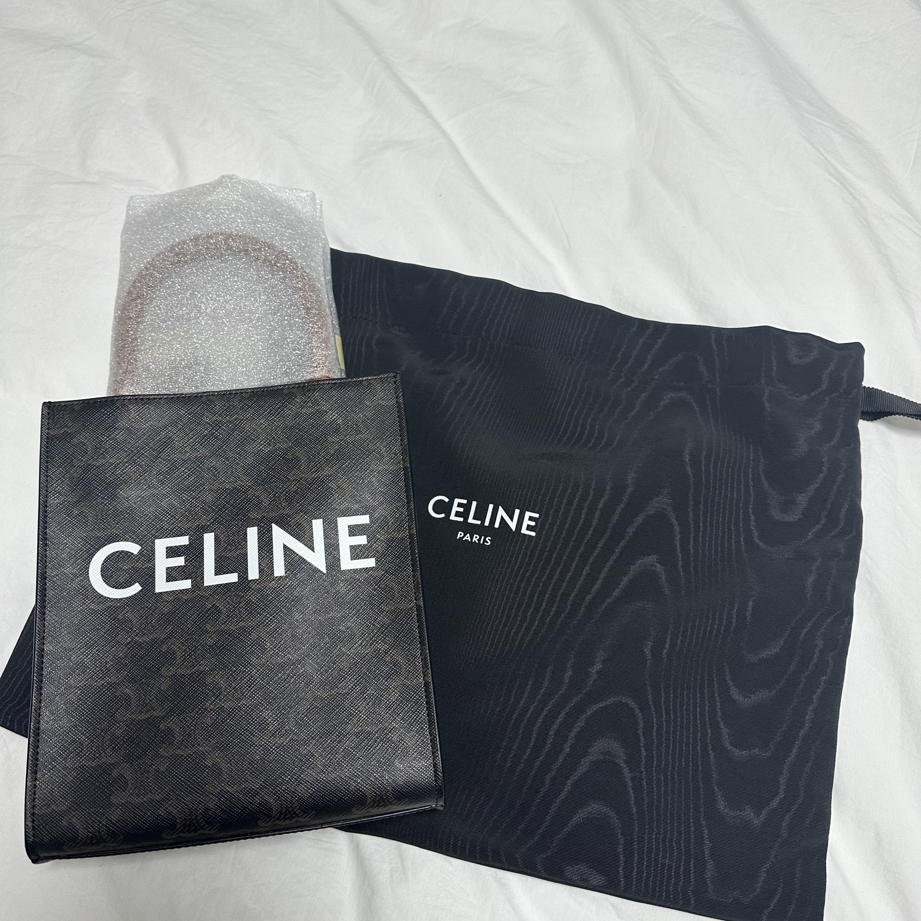 Celine Mini Vertical Cabas in Triomphe Canvas and Calfskin with Celine Print Tan 착용 스타일