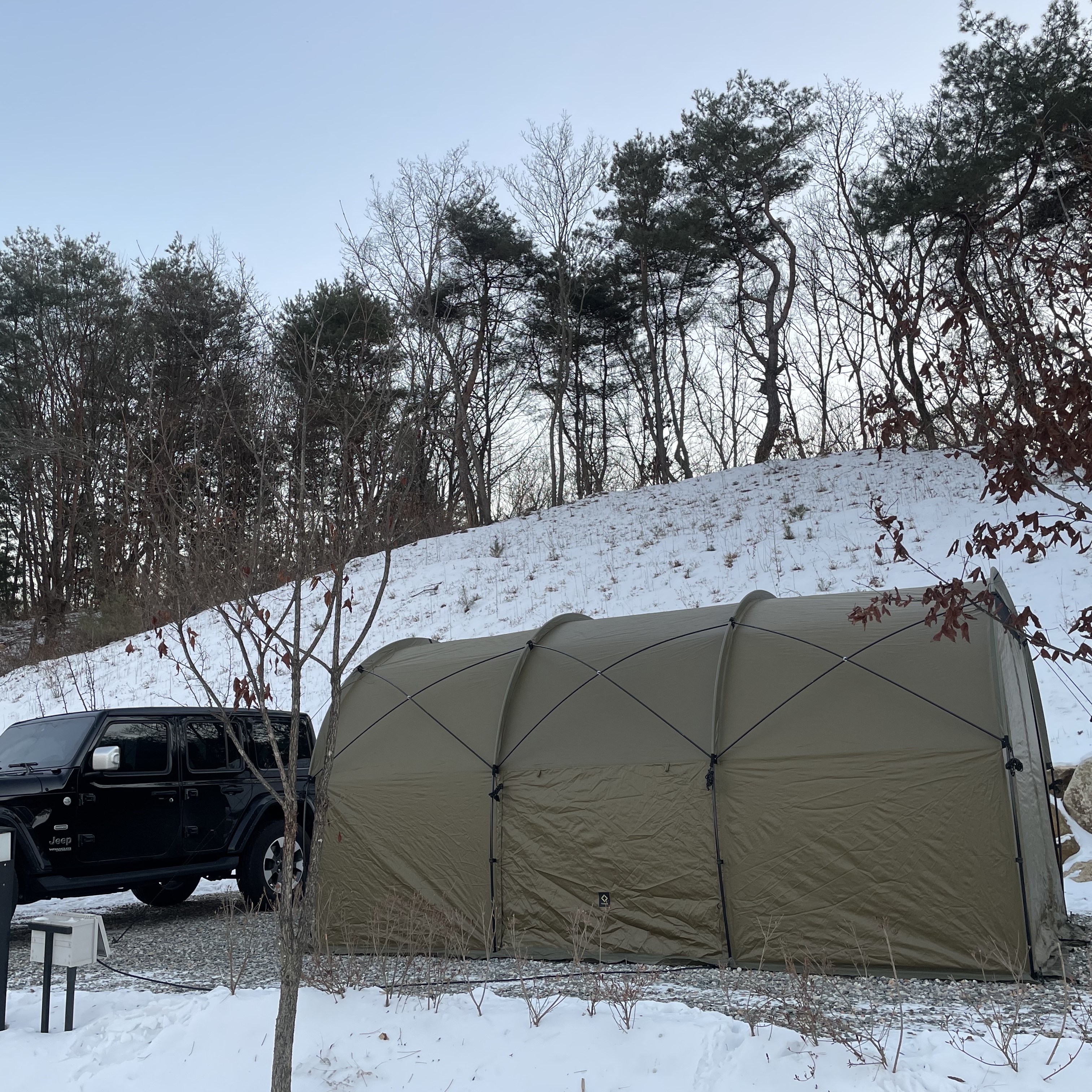 Helinox Tactical Field Tunnel 4.35 Coyote Tan 착용 스타일