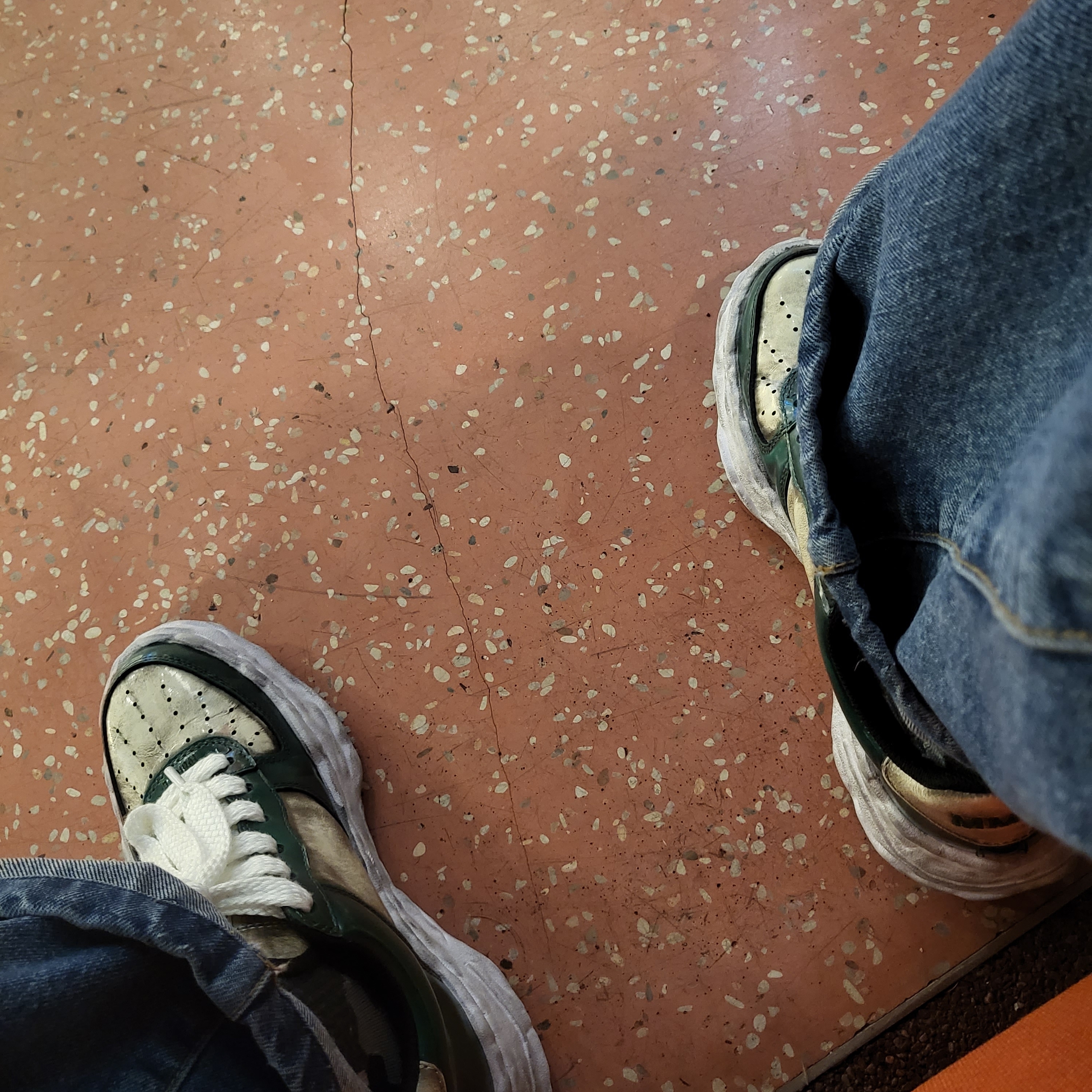 Maison Mihara Yasuhiro Wayne OG Sole Brushed Patent Low-top Sneakers Green 착용 스타일 - 1