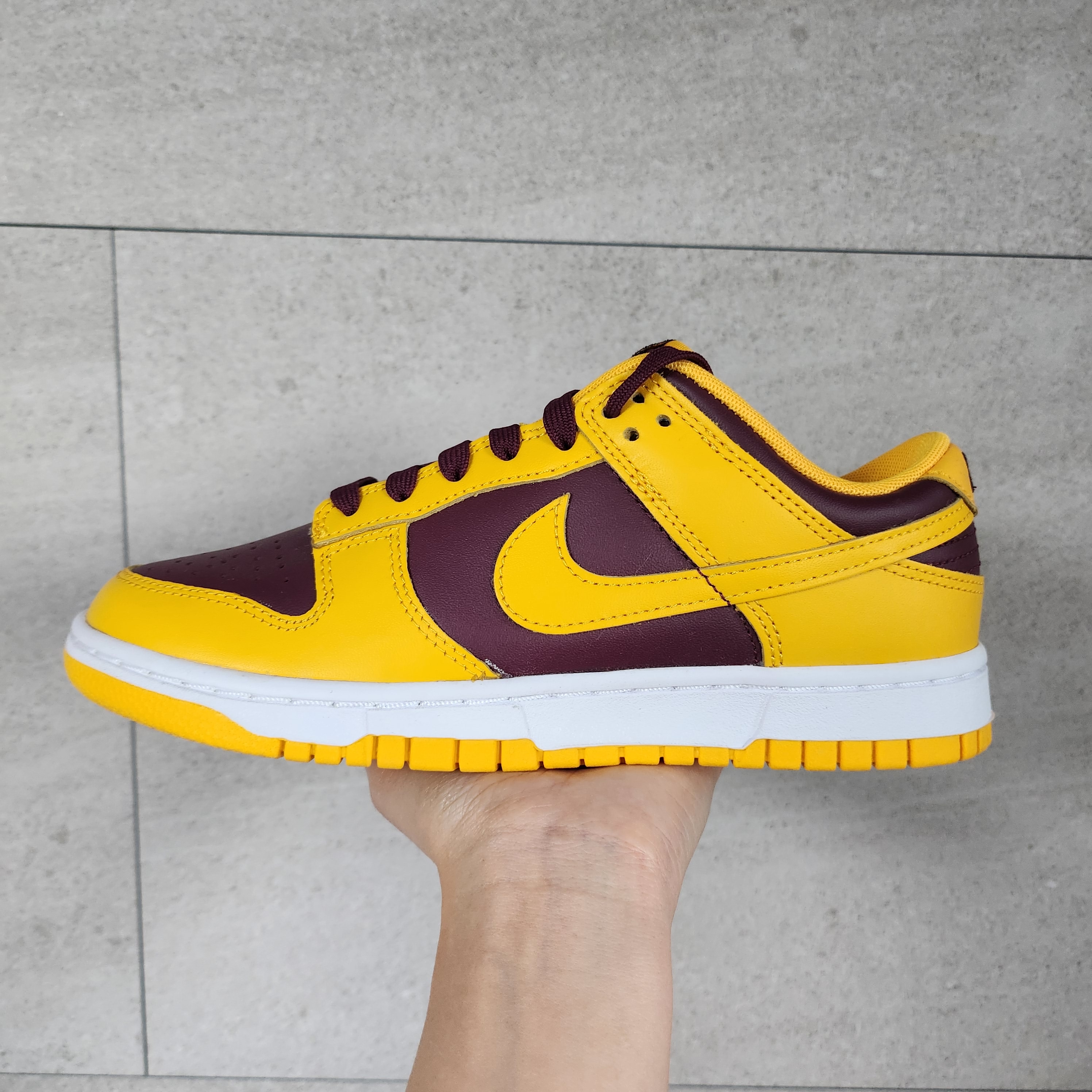 Nike Dunk Low Retro University Gold and Deep Maroon 착용 스타일