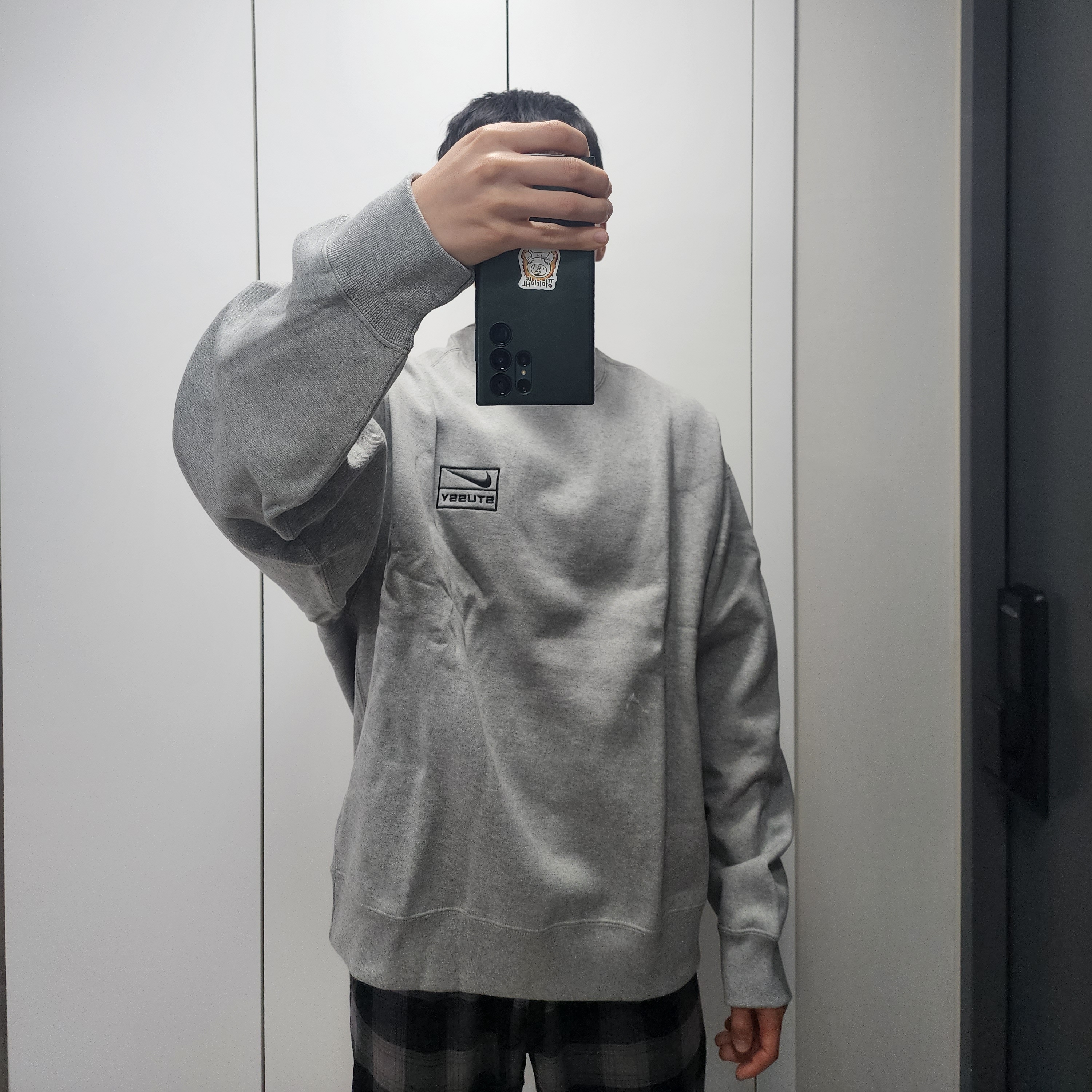 Nike x Stussy NRG Fleece Crewneck Dark Grey Heather (DO9337-063) 착용 스타일 - 2