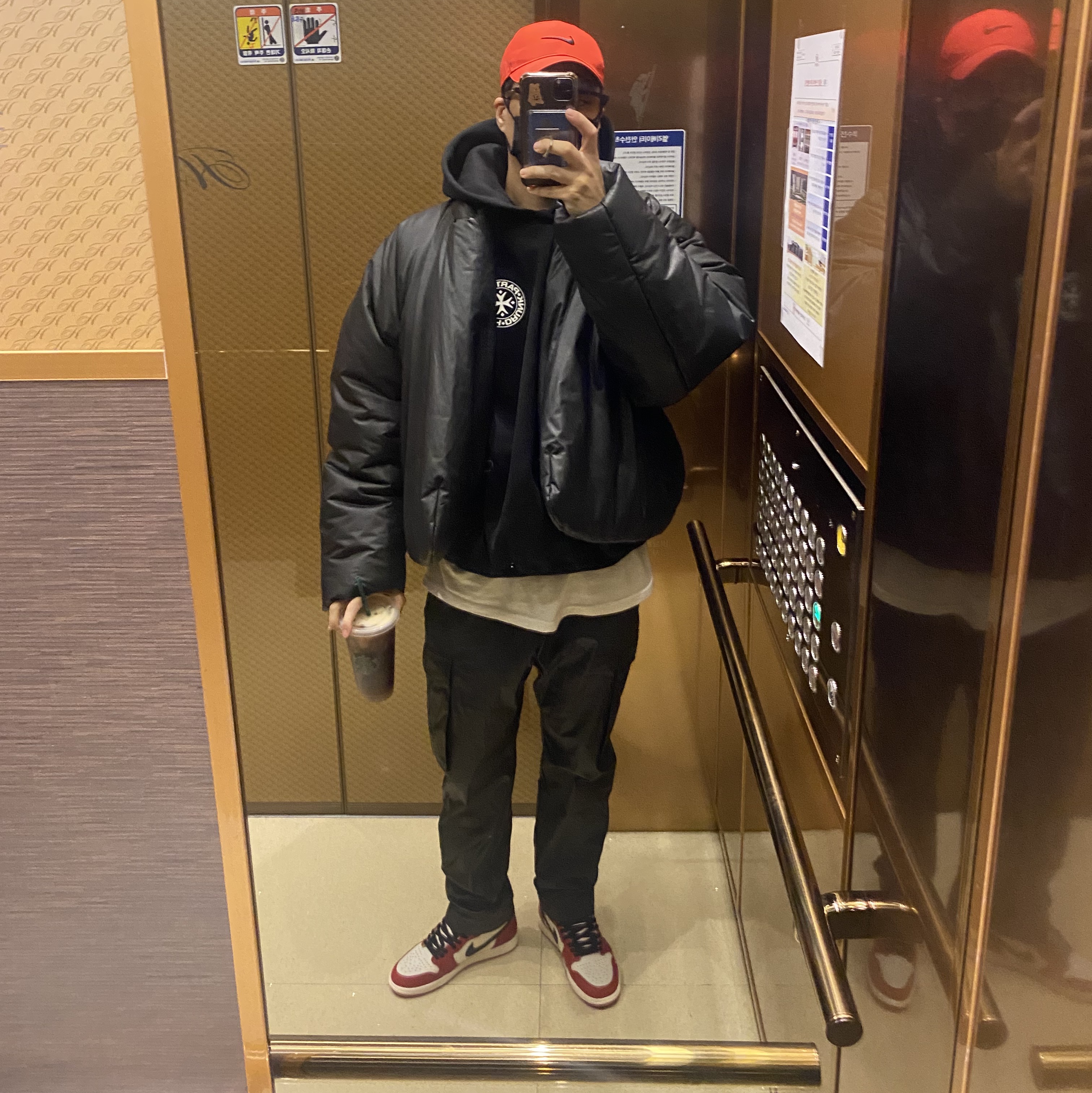 Jordan 1 Retro High OG Chicago 2022, Yeezy Gap Round Jacket Black 착용 스타일