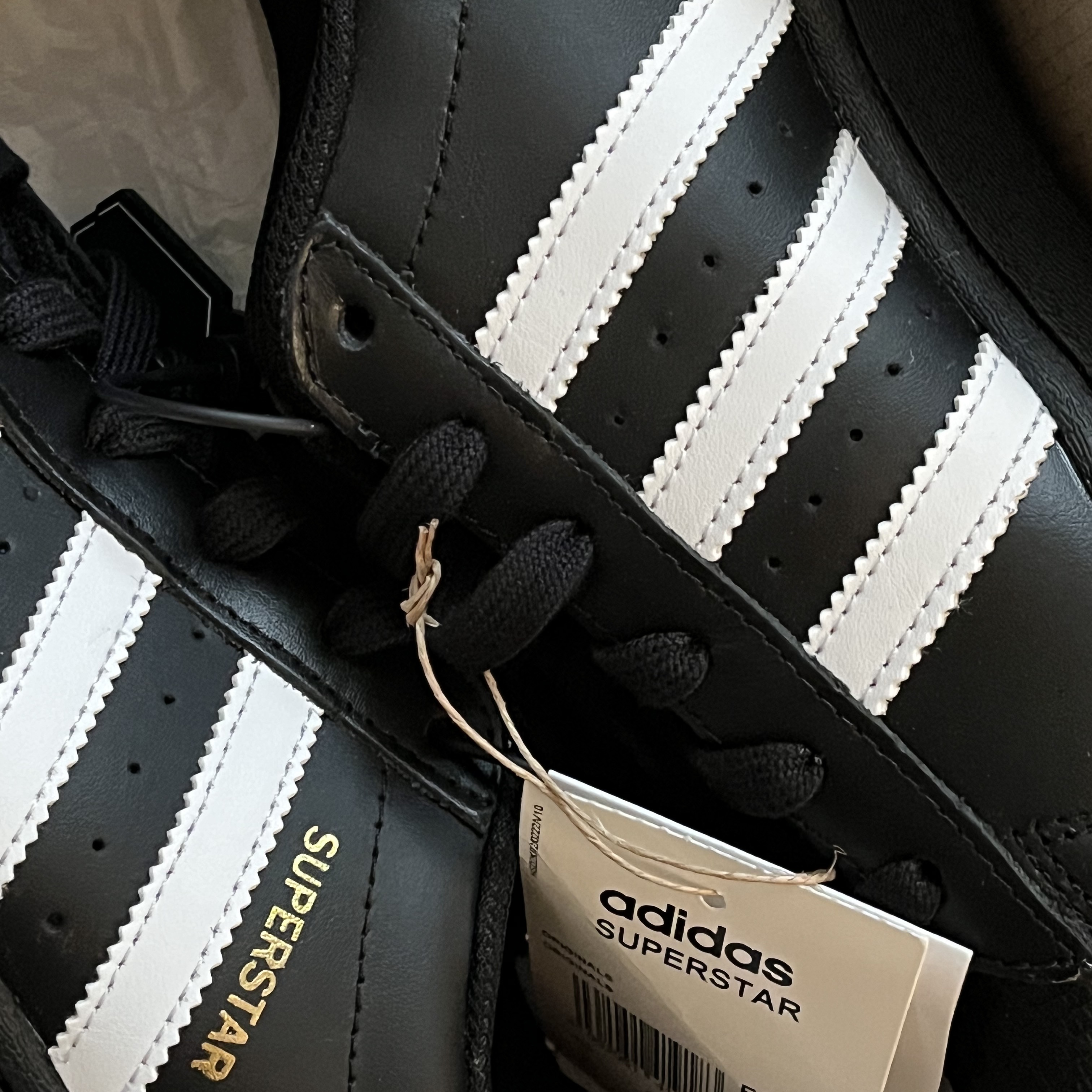 Adidas Superstar Core Black White 착용 스타일 - 2