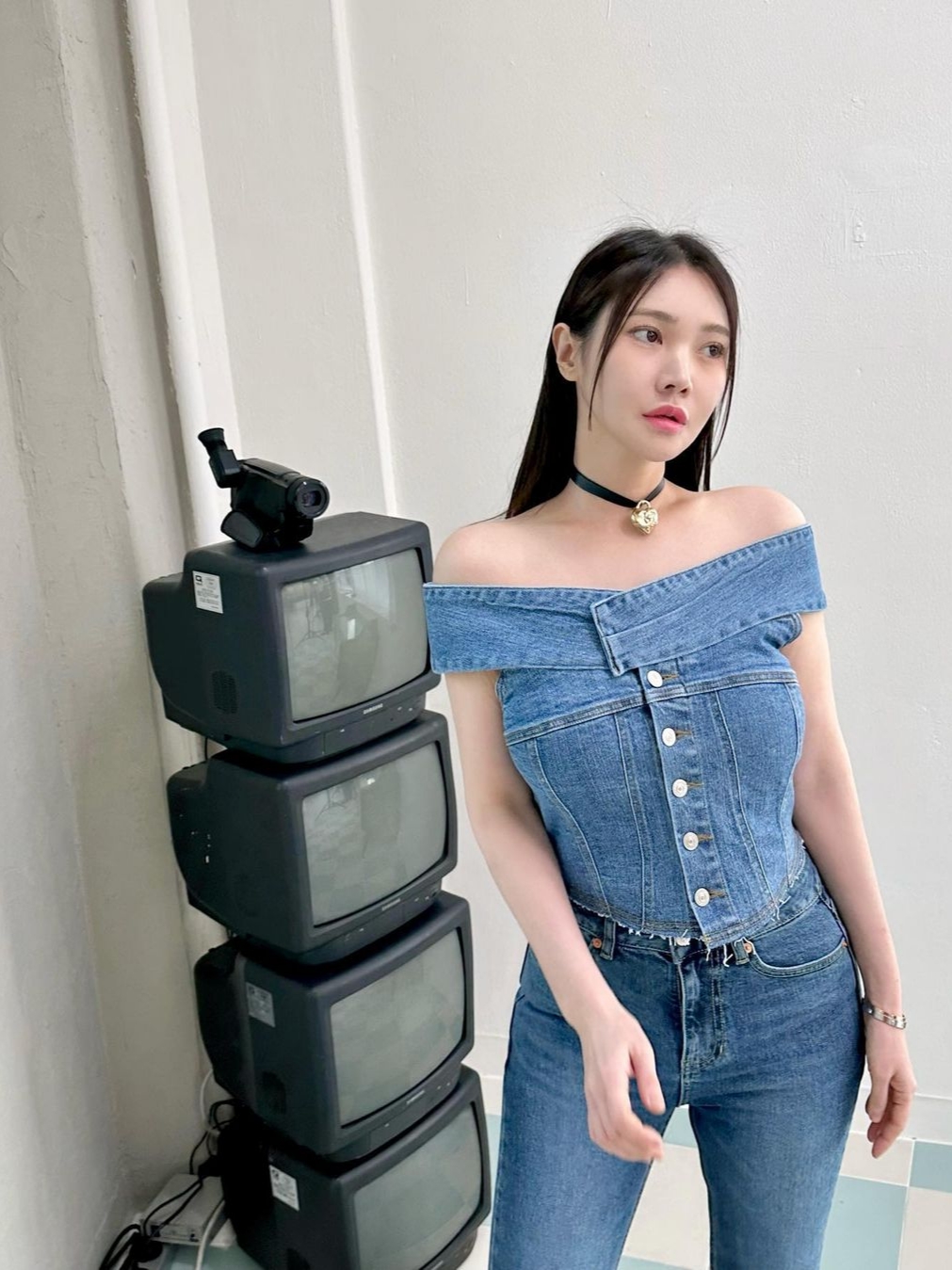 Instantfunk Women Off The Shoulder Denim Blouse Blue 착용 스타일