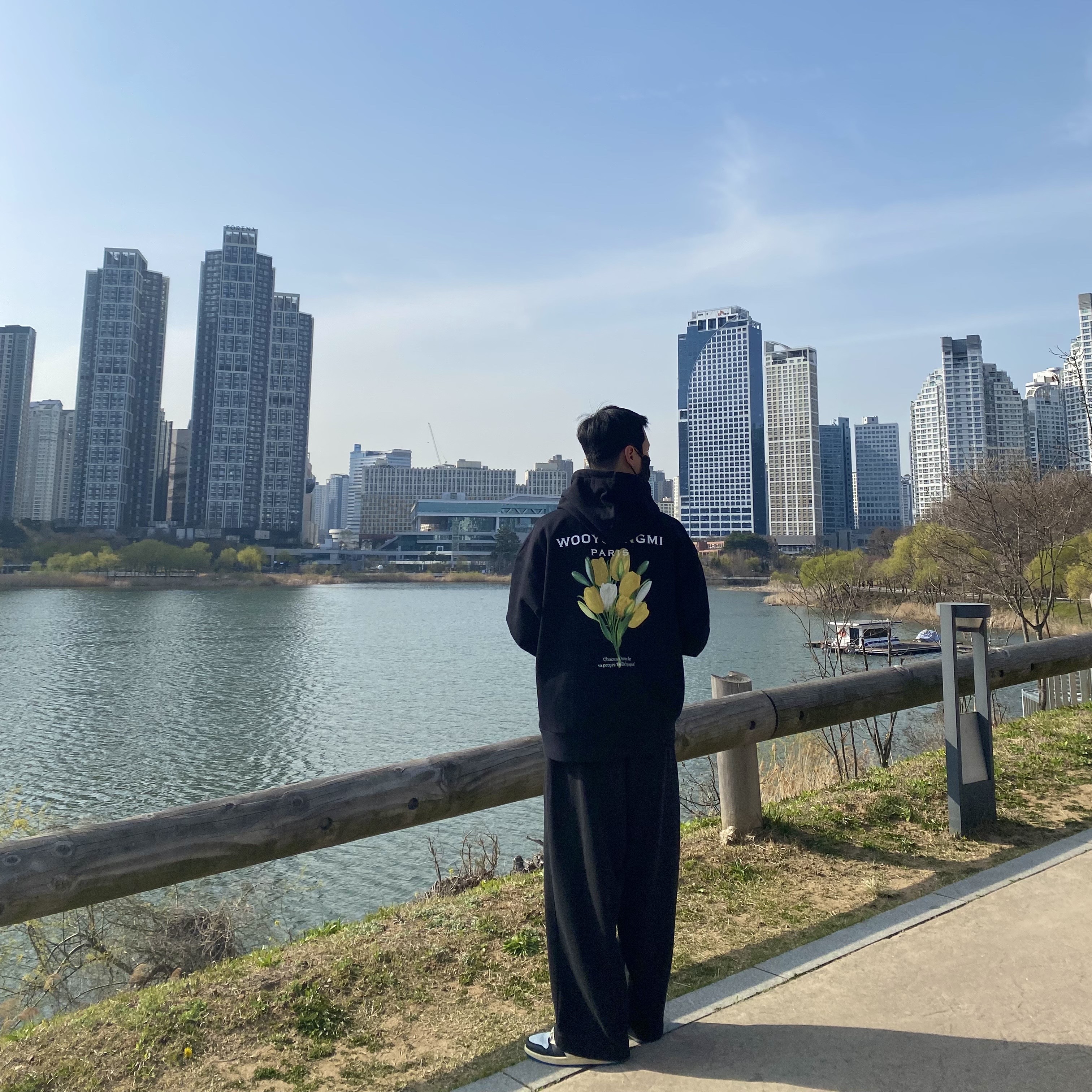 Wooyoungmi Flower Print Back Logo Hoodie Black - 22SS, Jordan 1 x Travis Scott x Fragment Retro Low OG SP Military Blue 착용 스타일