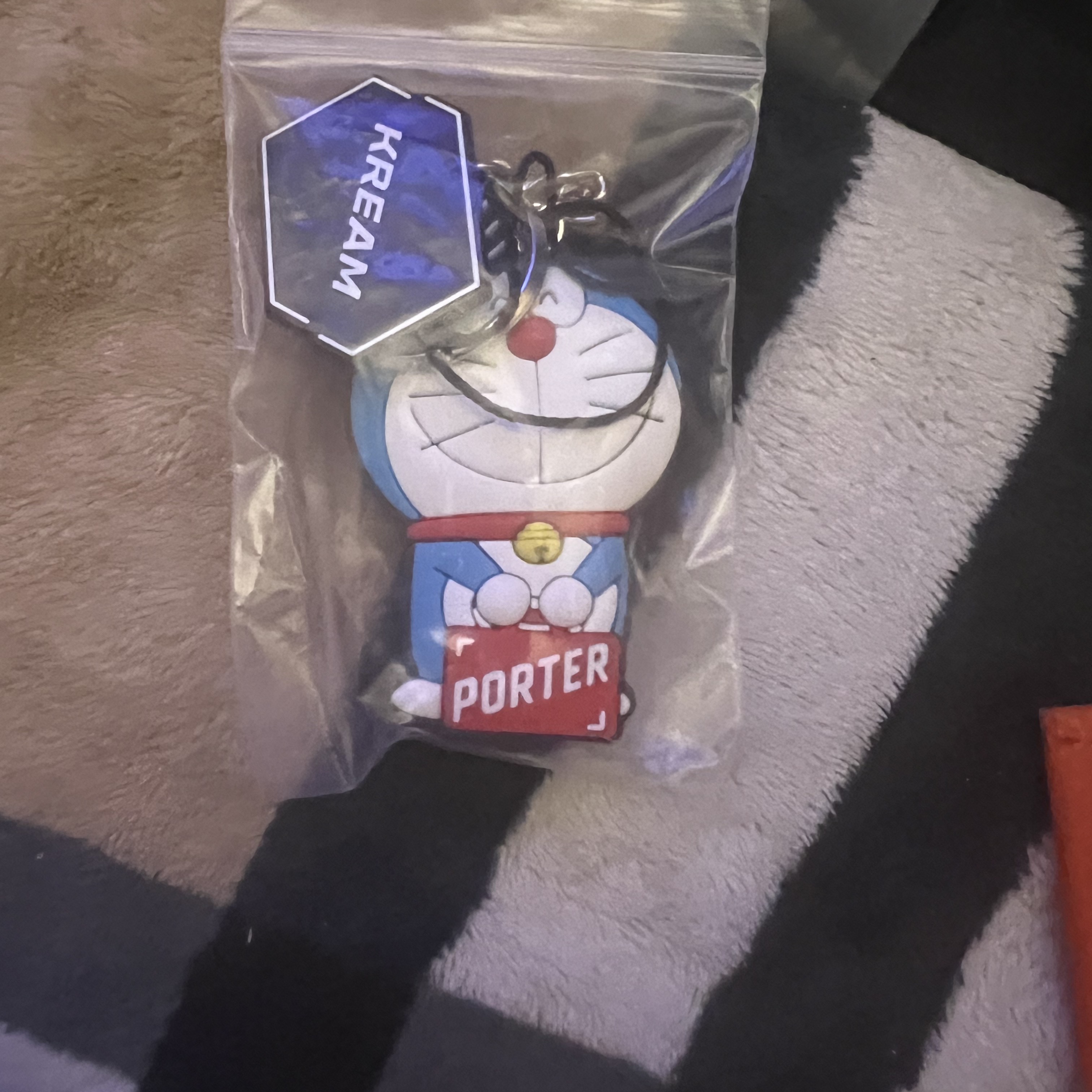 Porter x Doraemon Keyring Front Red 착용 스타일