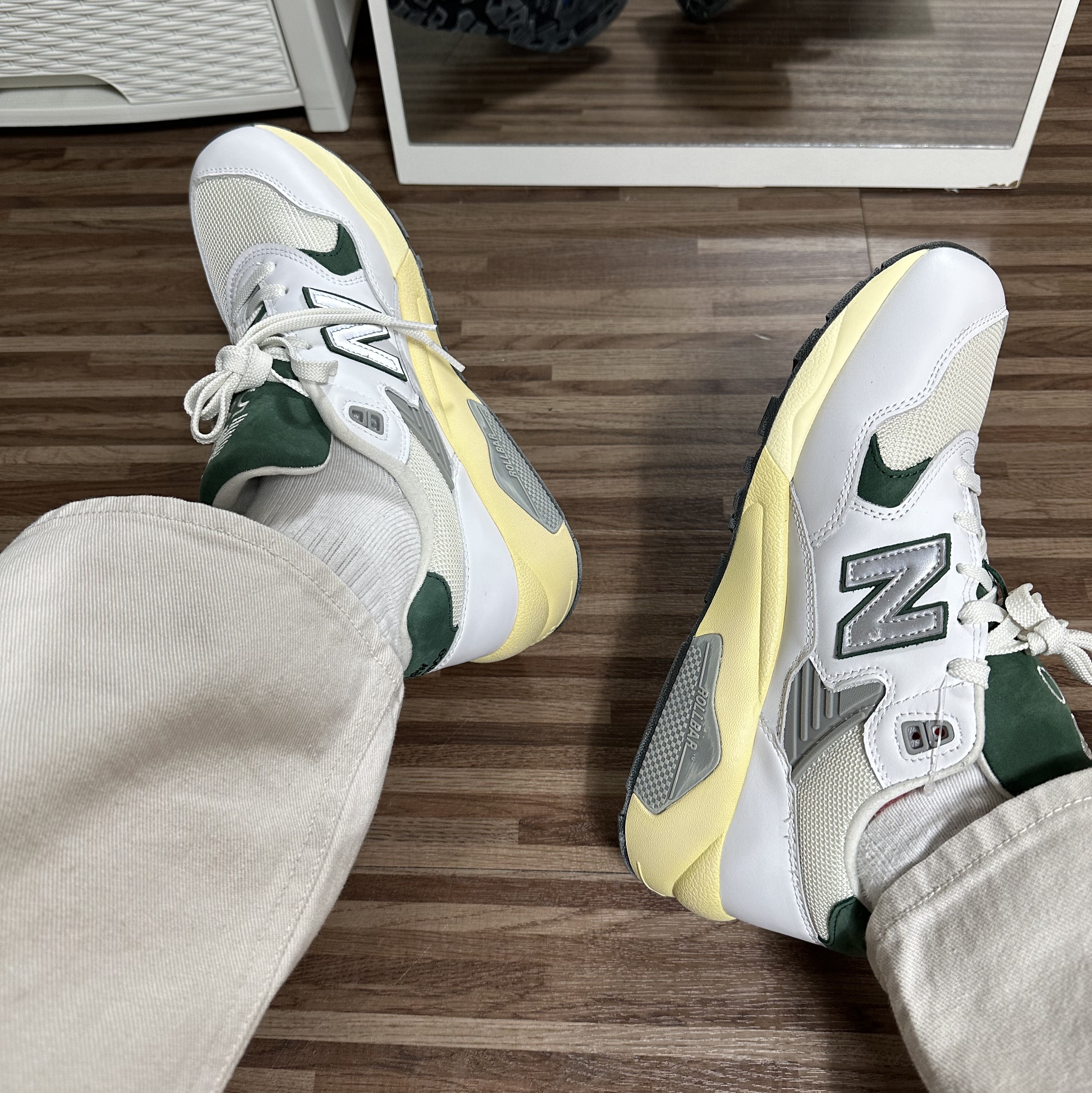 New Balance 580 White Nightwatch Green 착용 스타일 - 3