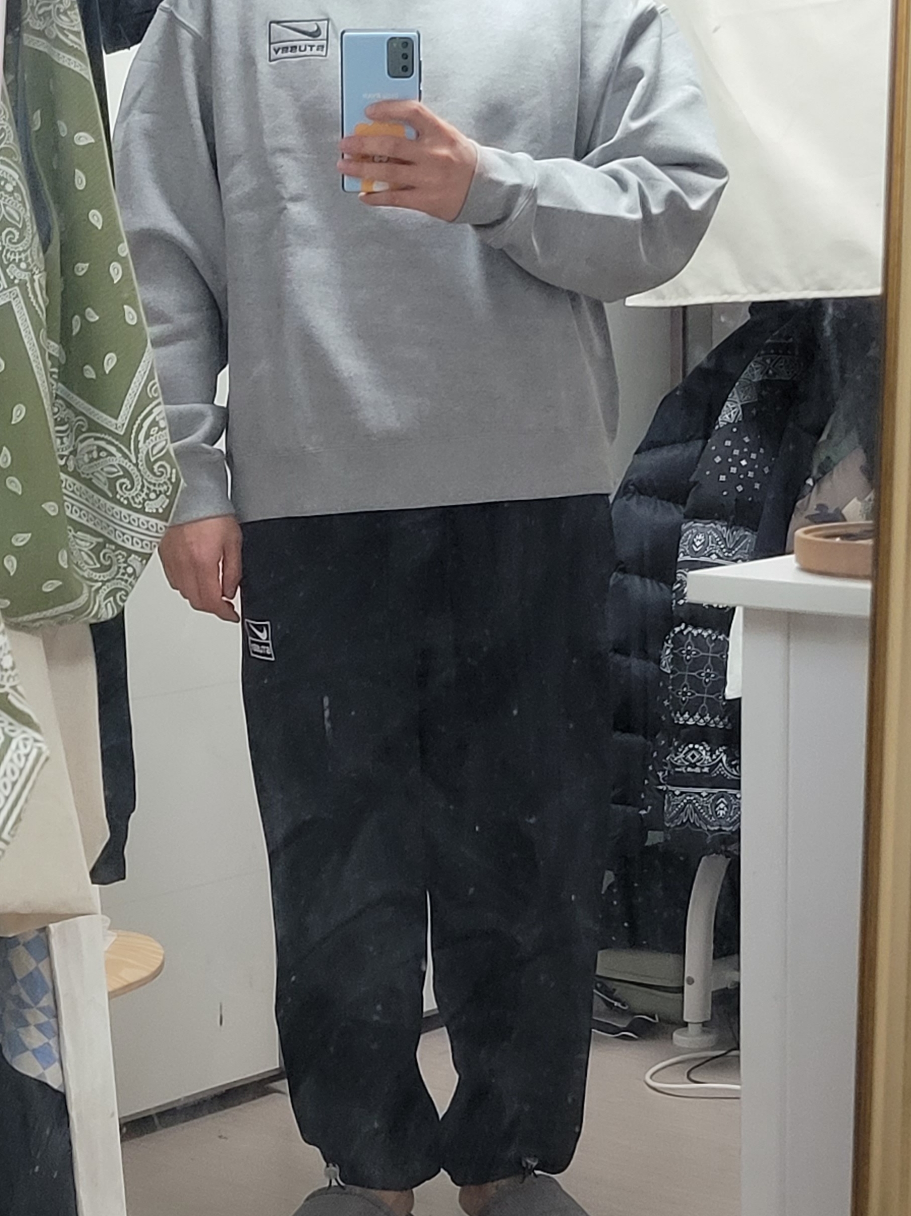 Nike x Stussy NRG Fleece Crewneck Dark Grey Heather (DO9337-063), Nike x Stussy NRG Fleece Pants Dark Grey Heather (DO9340-063) 착용 스타일 - 2