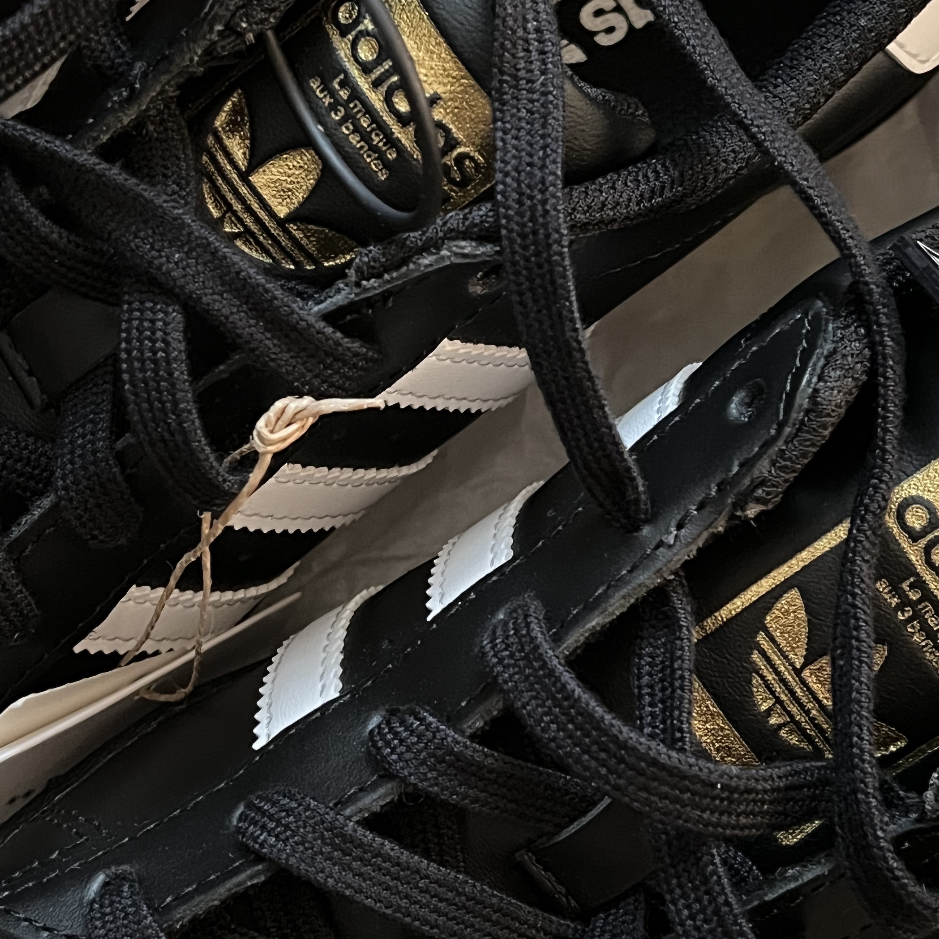 Adidas Superstar Core Black White 착용 스타일 - 1