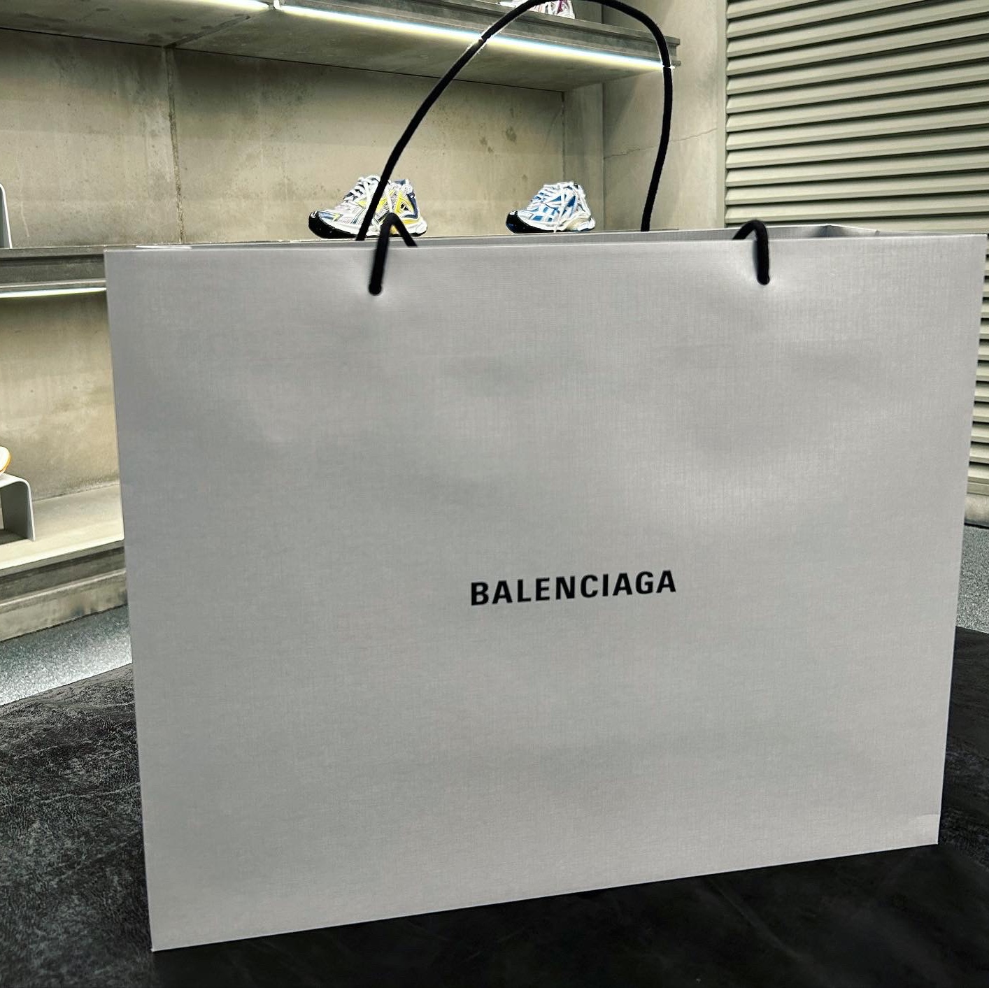 Balenciaga Defender Sneakers Black 착용 스타일 - 4