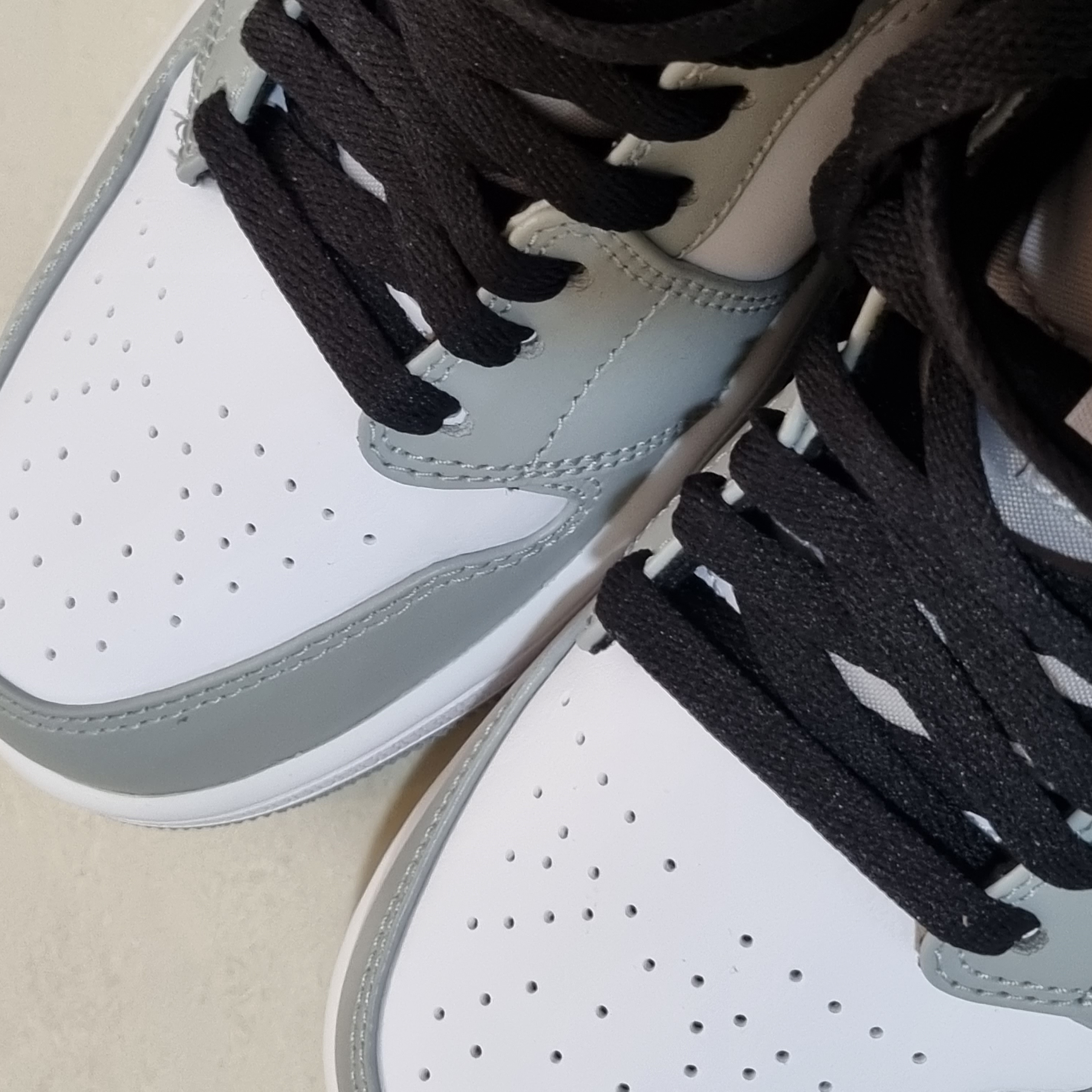 Jordan 1 Mid Light Smoke Grey 착용 스타일