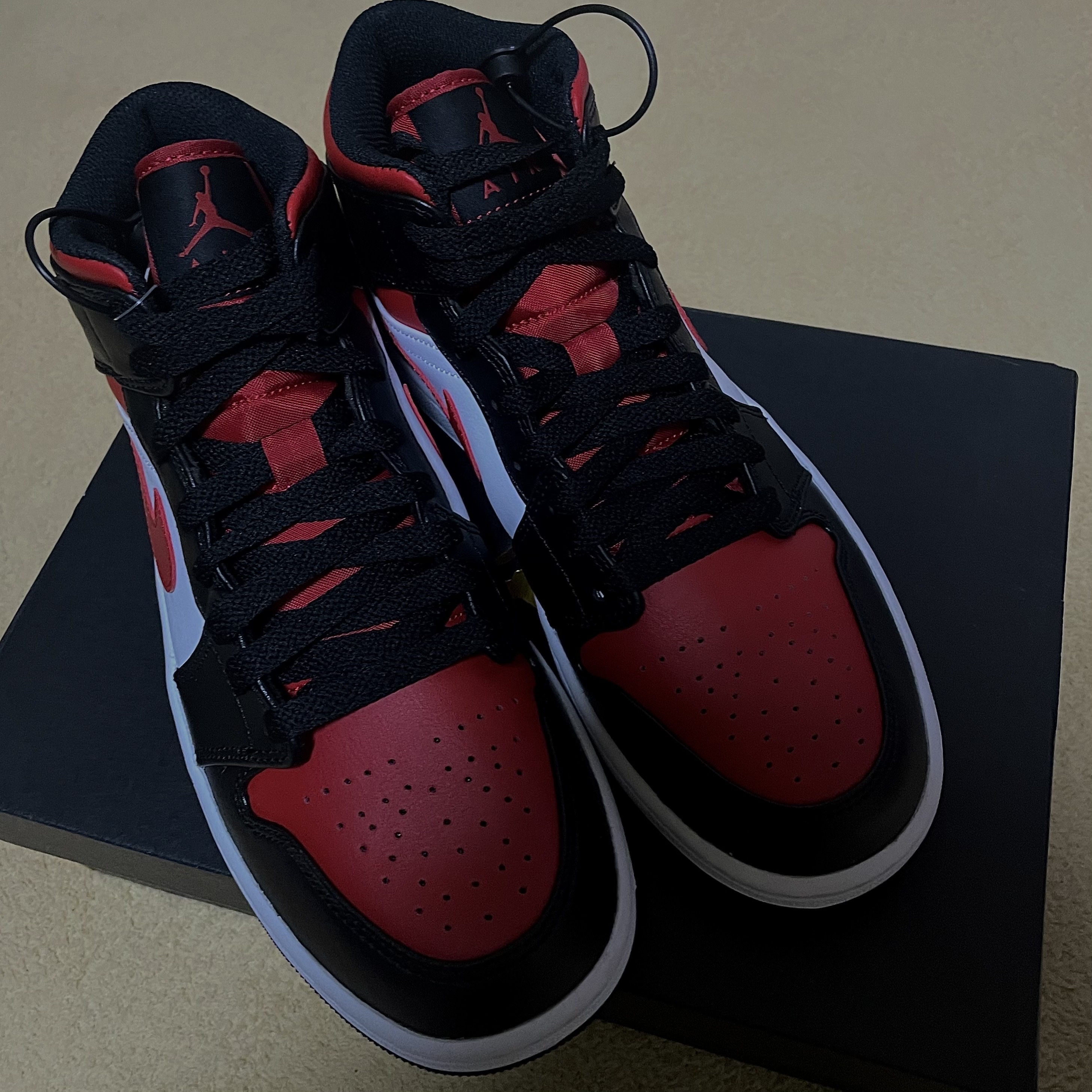 Jordan 1 Mid Black Fire Red 착용 스타일 - 1