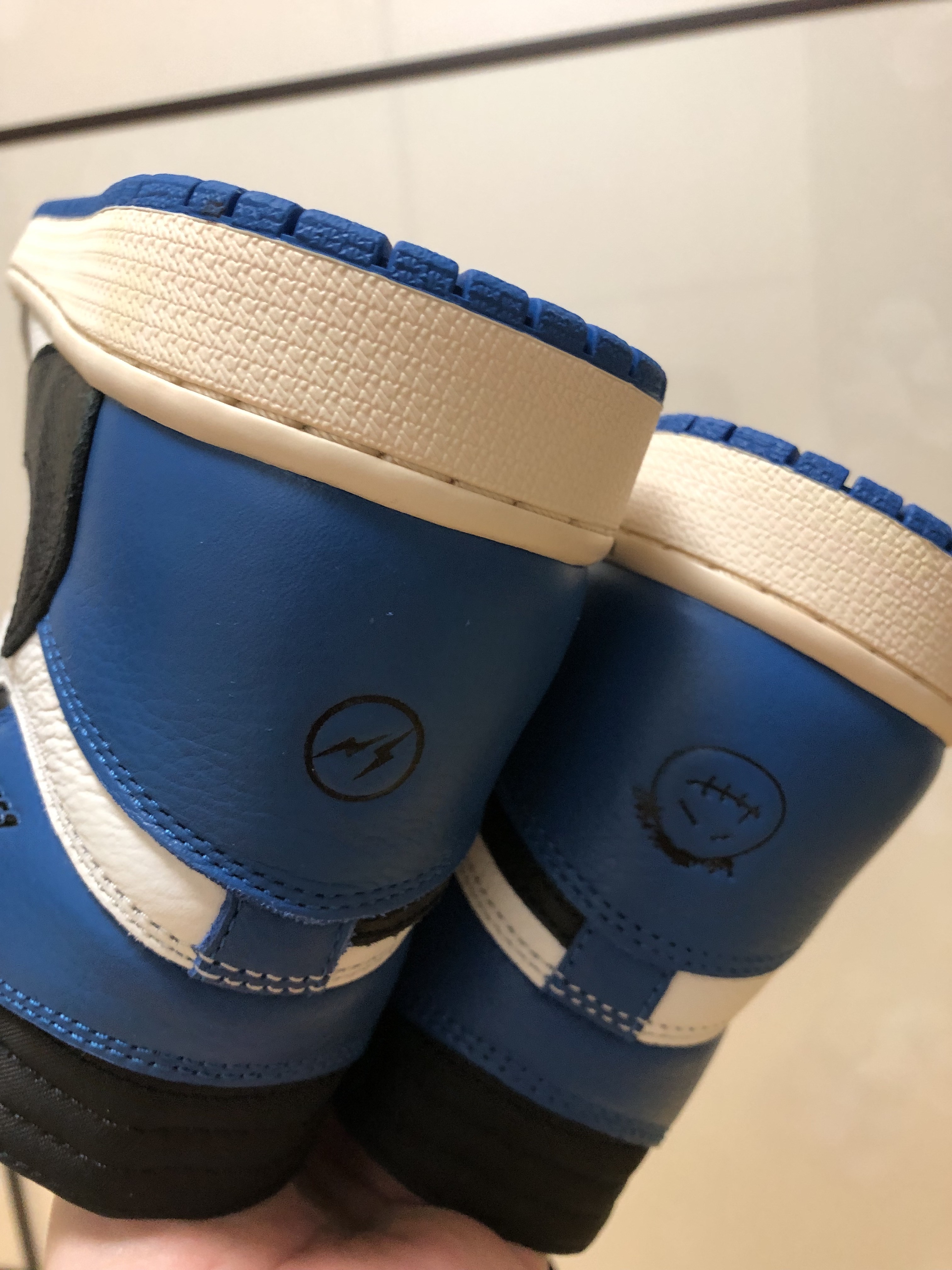 Jordan 1 x Travis Scott x Fragment Retro High OG SP Military Blue 착용 스타일 - 3