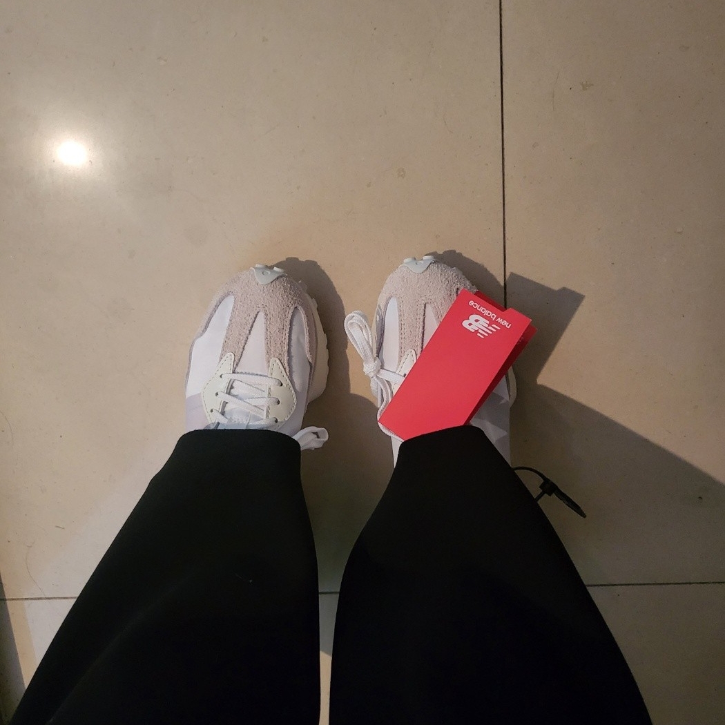 (W) New Balance 327 White Moonbeam 착용 스타일