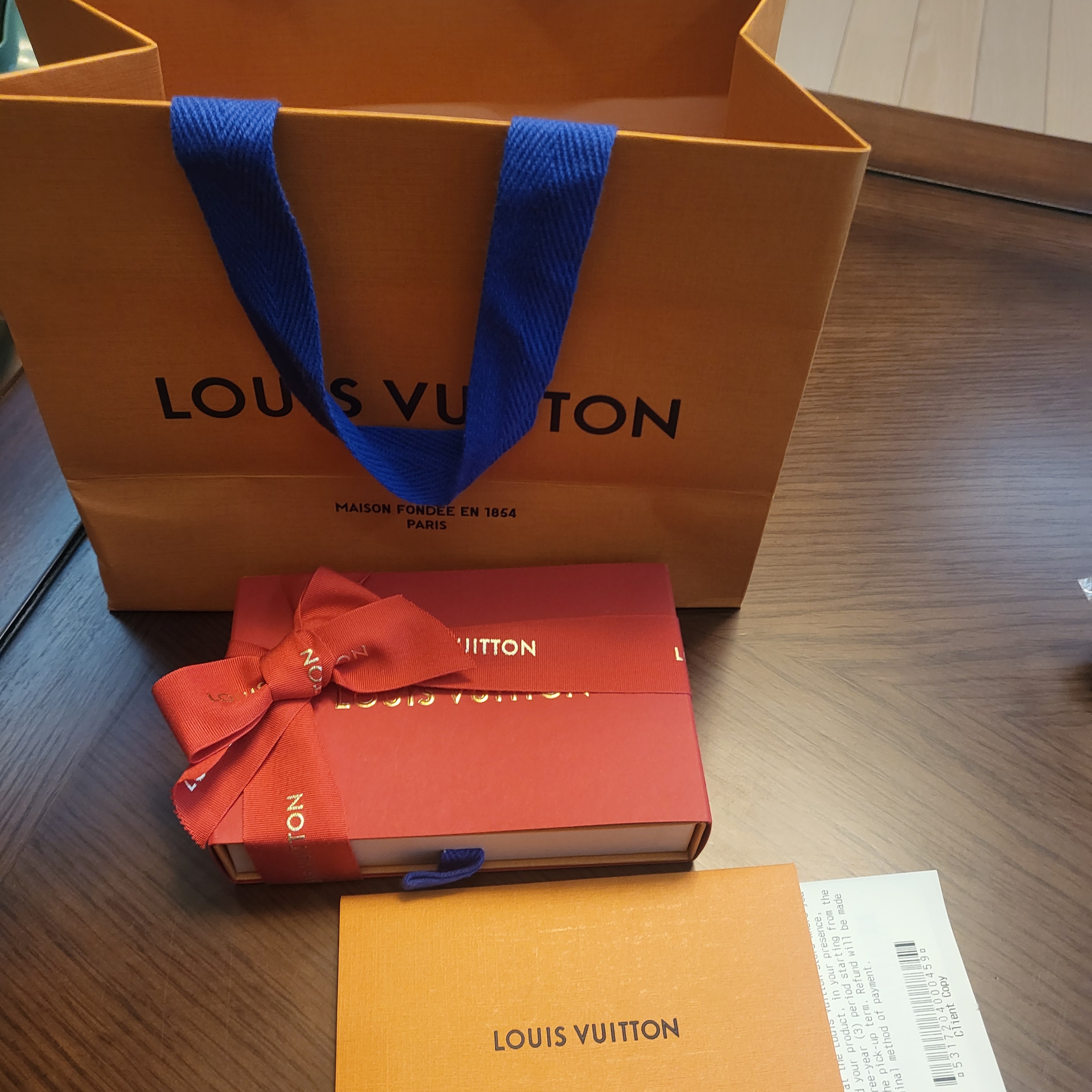 Louis Vuitton LV Facettes Bag Charm & Key Holder Gold 착용 스타일