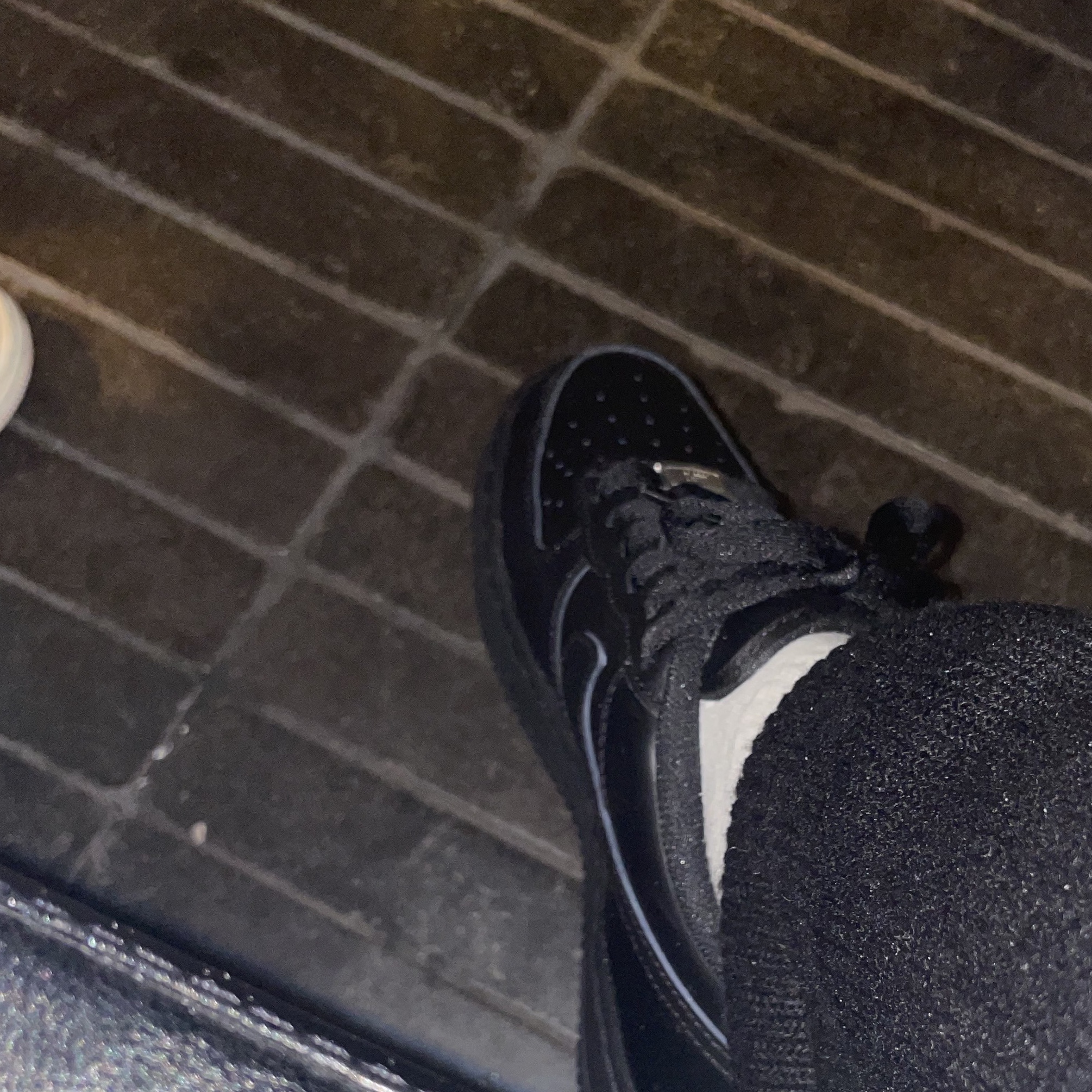 Nike Air Force 1 '07 Low Triple Black 착용 스타일