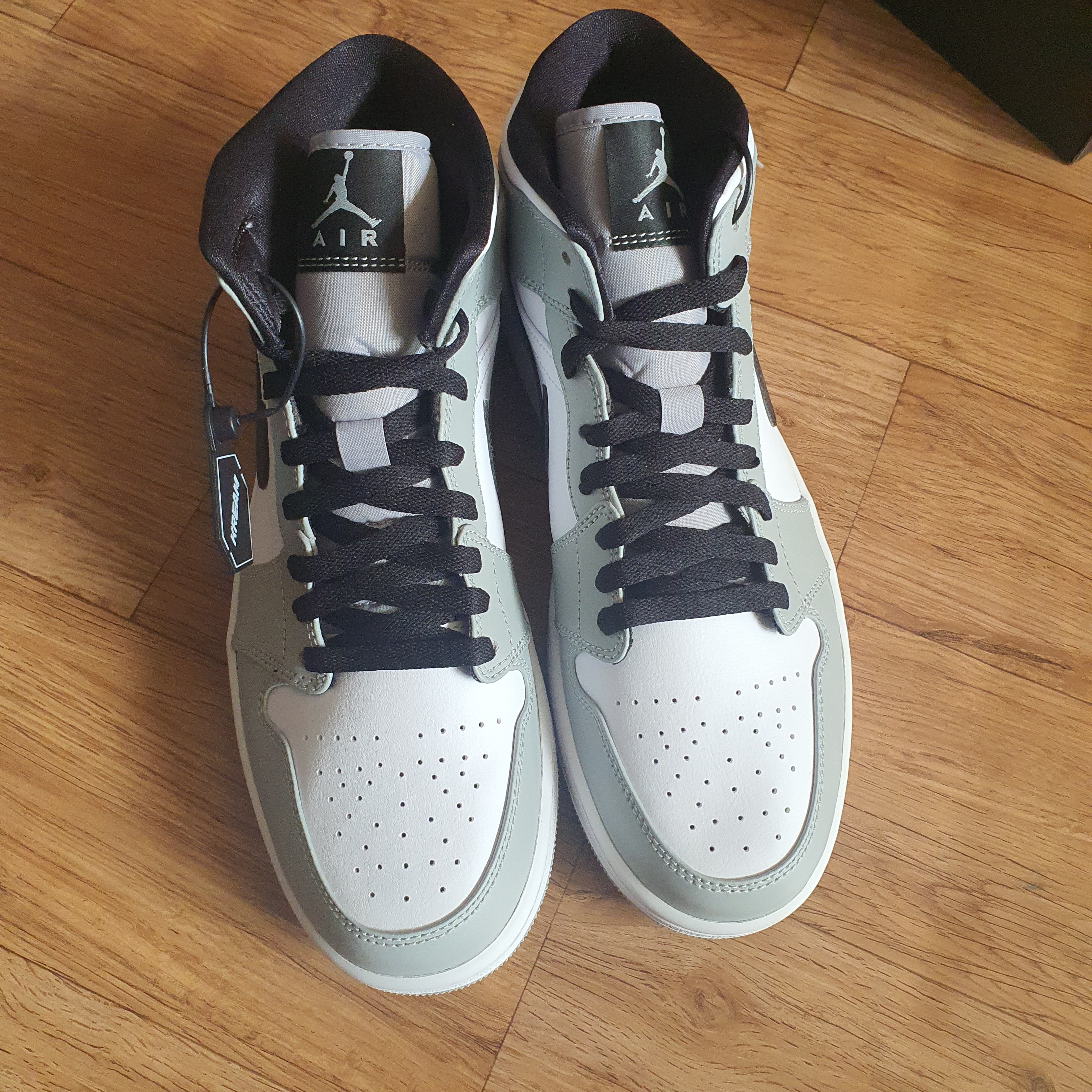 Jordan 1 Mid Light Smoke Grey 착용 스타일 - 1
