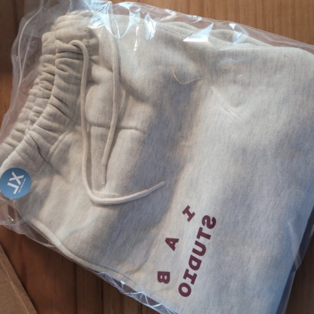 IAB Studio Hoodie Oatmeal Burgundy, IAB Studio Sweatpants Oatmeal Burgundy - 22SS 착용 스타일 - 2
