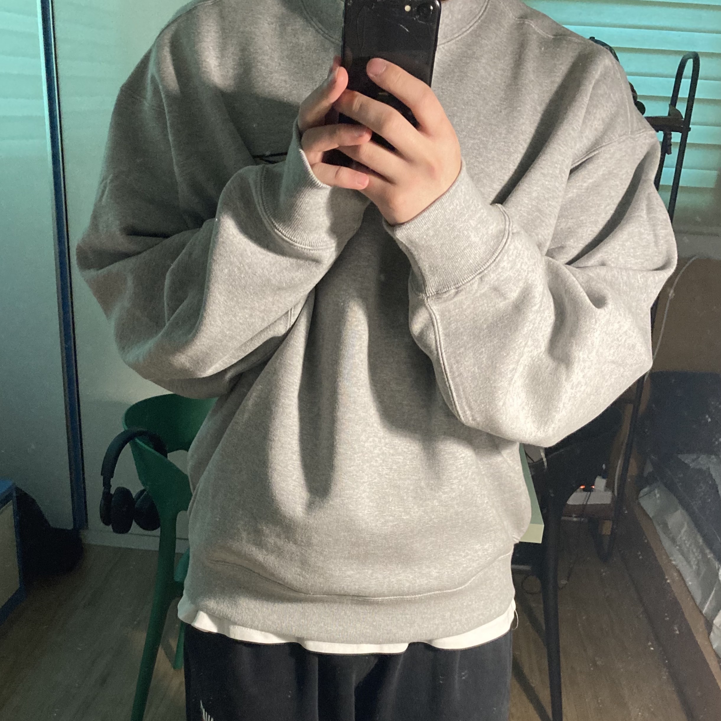Nike x Stussy NRG Fleece Crewneck Dark Grey Heather (DO9337-063) 착용 스타일 - 3