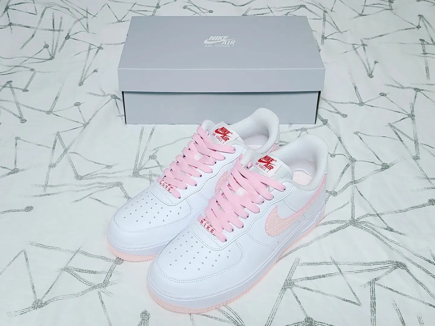 Nike Air Force 1 '07 Valentine's Day 2022 착용 스타일 - 1